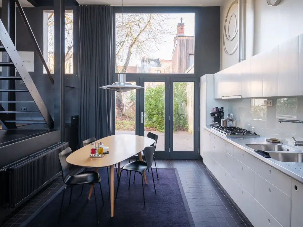 Een bijzondere woning die zich onderscheidt door haar architectuur, ruimtelijkheid en unieke tuin. foto 5
