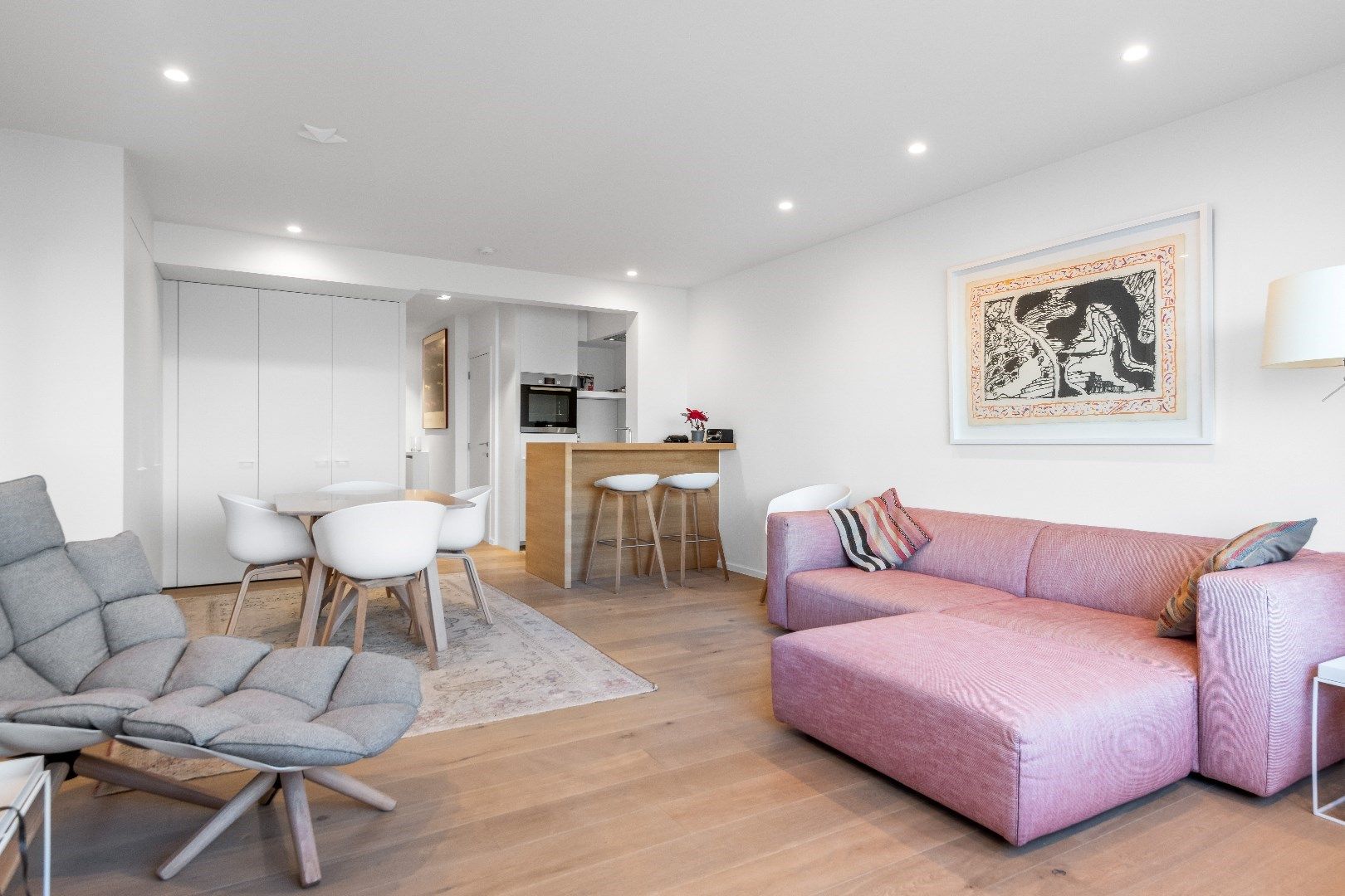Instapklaar appartement met 2 slaapkamers op de ZEEDIJK ter hoogte van het Driehoeksplein.  foto 8