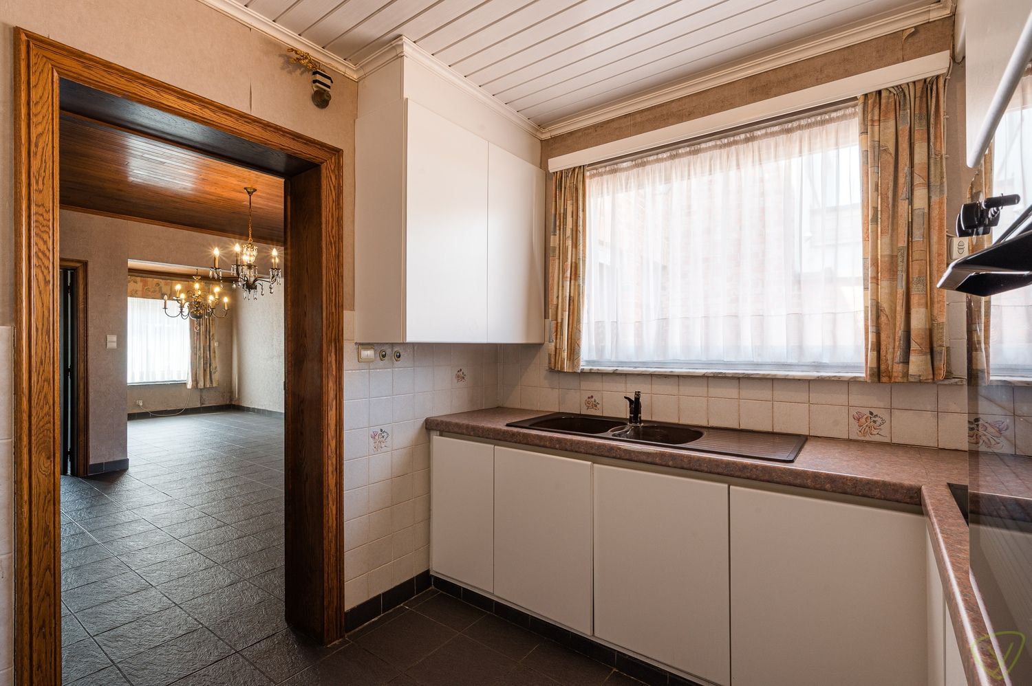 Te renoveren gezinswoning met zonnige tuin op rustige locatie foto 7