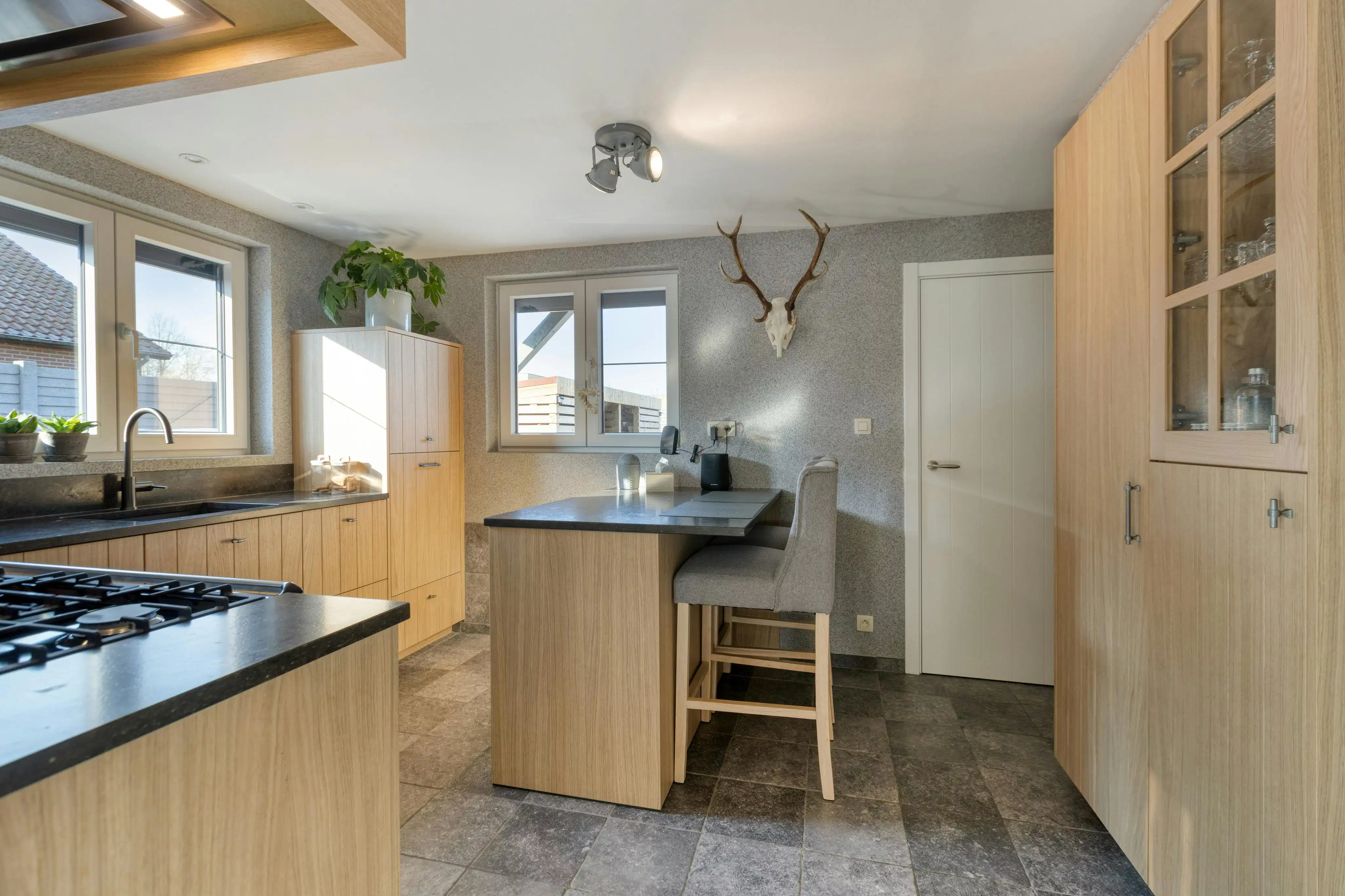 Volledig gerenoveerde energiezuinige woning te koop in Bree foto {{pictureIndex}}