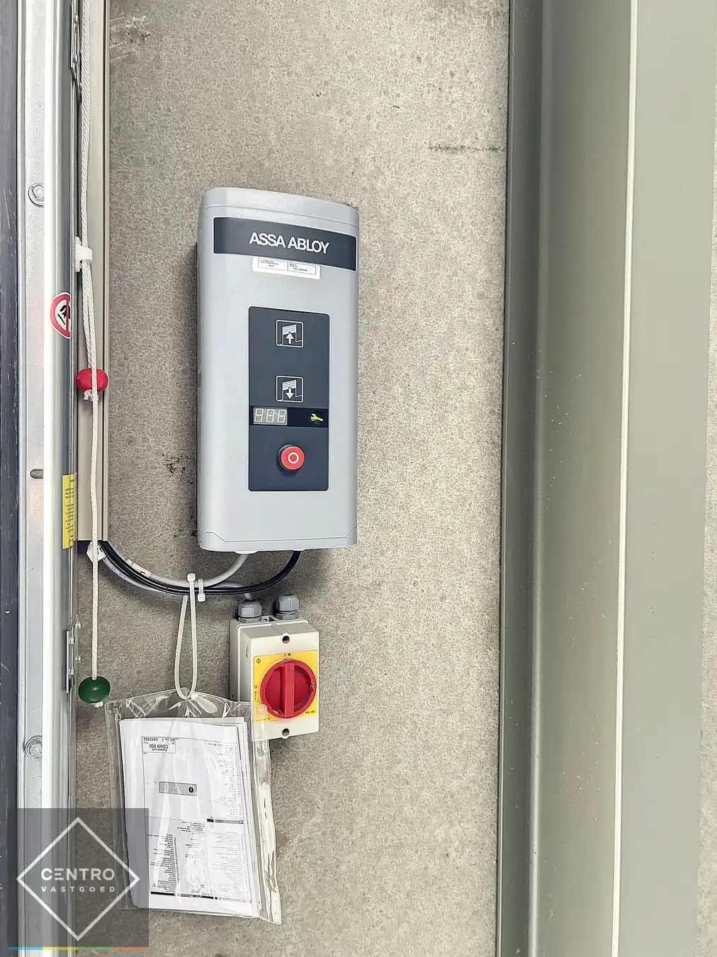 Kwalitatief en goed geïsoleerd NB MAGAZIJN (265m2), voorzien van elektrische sectionaalpoort, deur, raam (voor kantoor) en 2 private parkeerplaatsen op industriezone te Waregem. foto 10