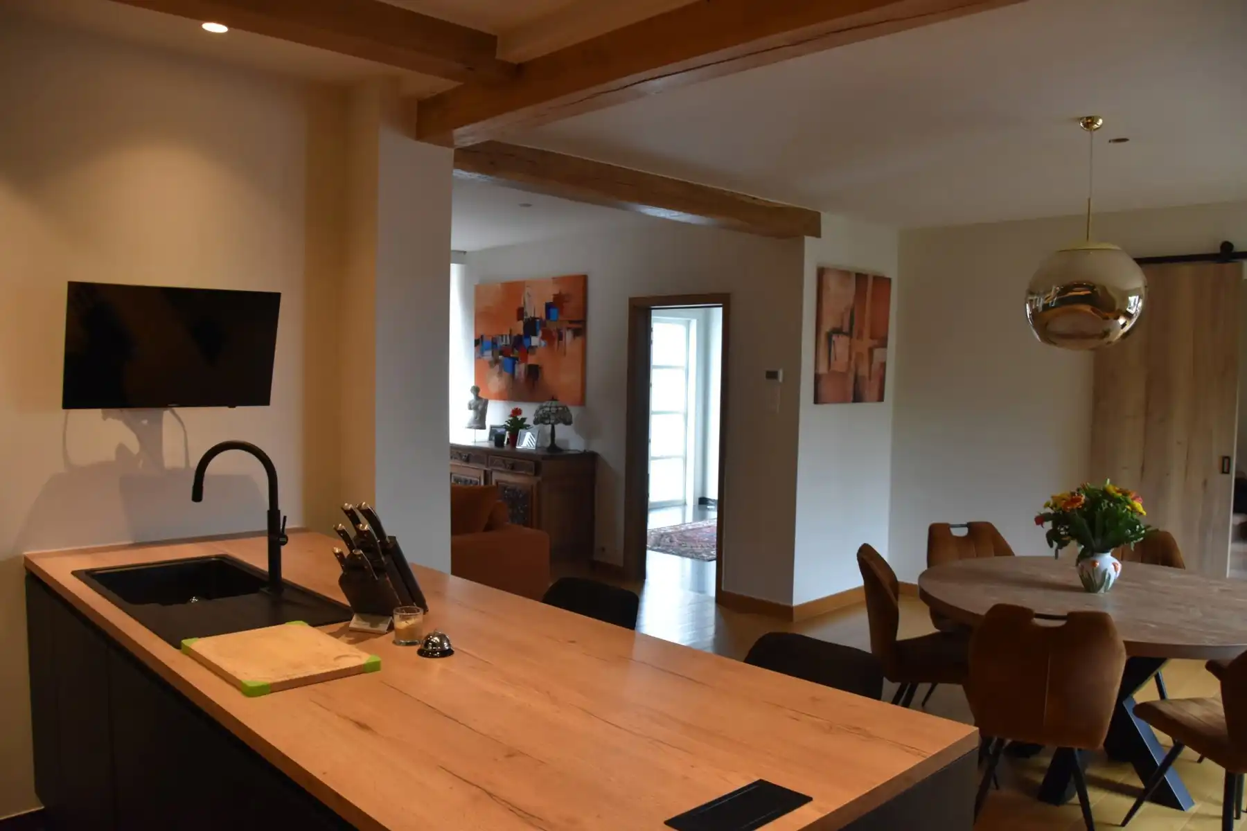Instapklare gezinswoning met verrassend veel ruimte. foto 9