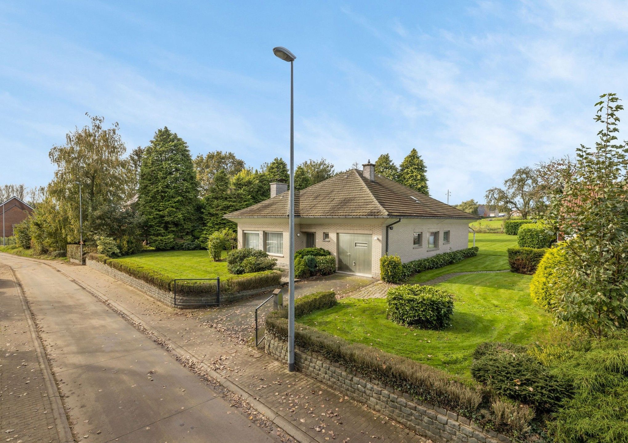 Hoofdfoto van de publicatie: Zr ruime solide villa (alles gelijkvloers) met grote tuin 