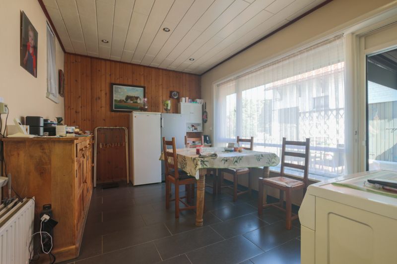 Rustig gelegen, ruime te vernieuwen woning met tuin, garage ....(kijkt uit op de velden). foto 7