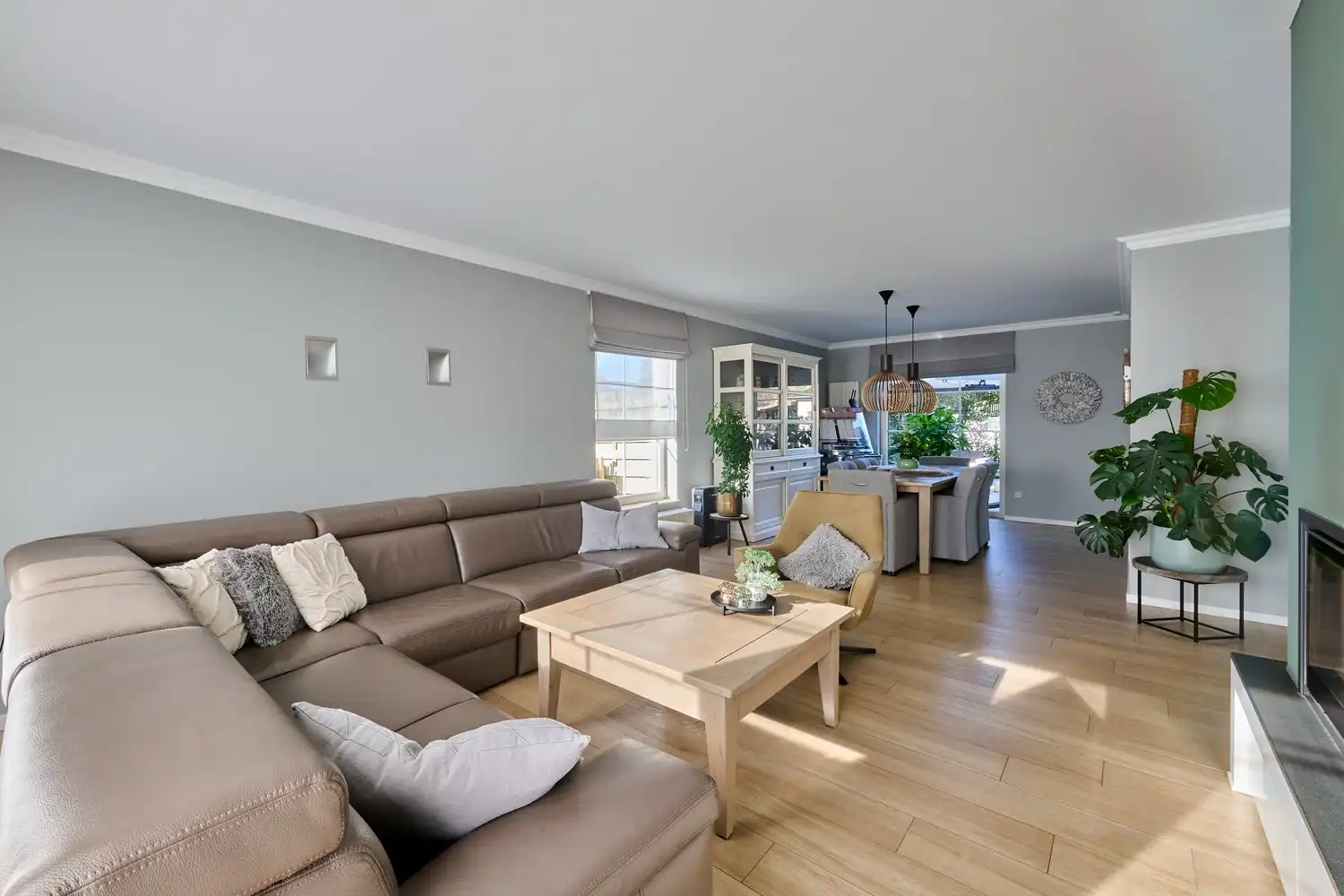 Prachtige instapklare villa met heerlijke leefruimtes voorzien van alle comfort, 4 slaapkamers, 3 badkamers, een perfect aangelegde tuin in alle privacy foto 3