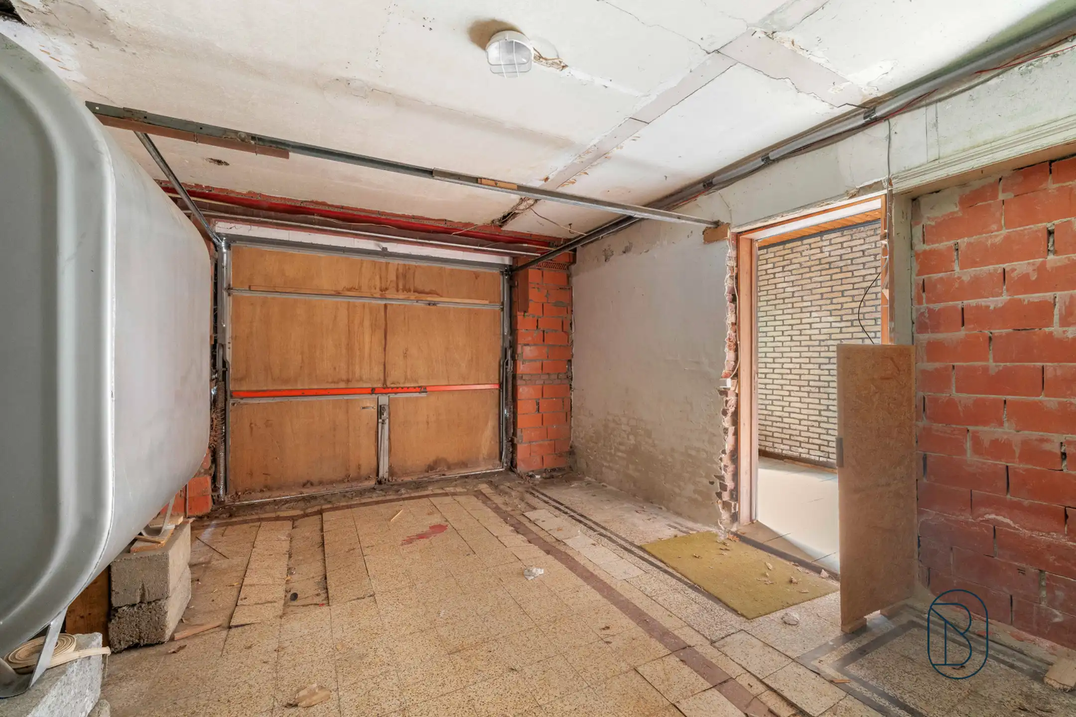 Woning met garage, oprit en tuin - veel potentieel foto 5