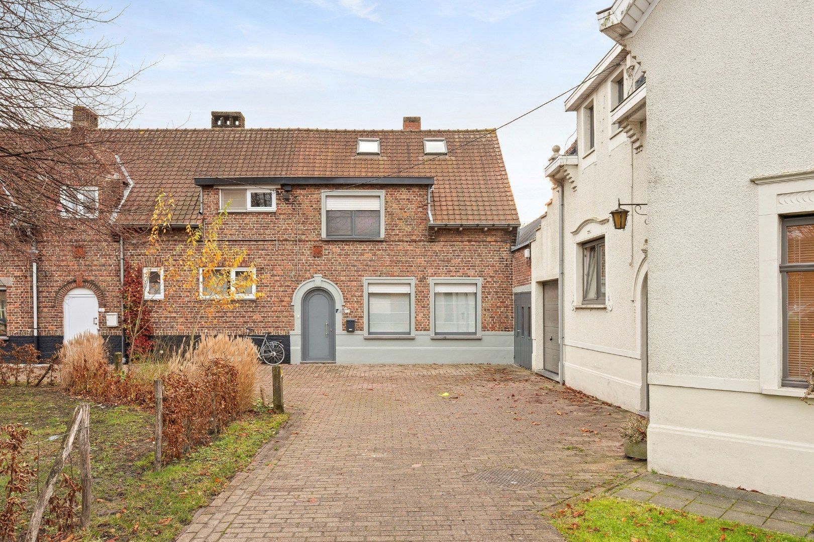 Instapklare halfopen woning met 5 slaapkamers, zonnige tuin en garage in Roeselare foto {{pictureIndex}}