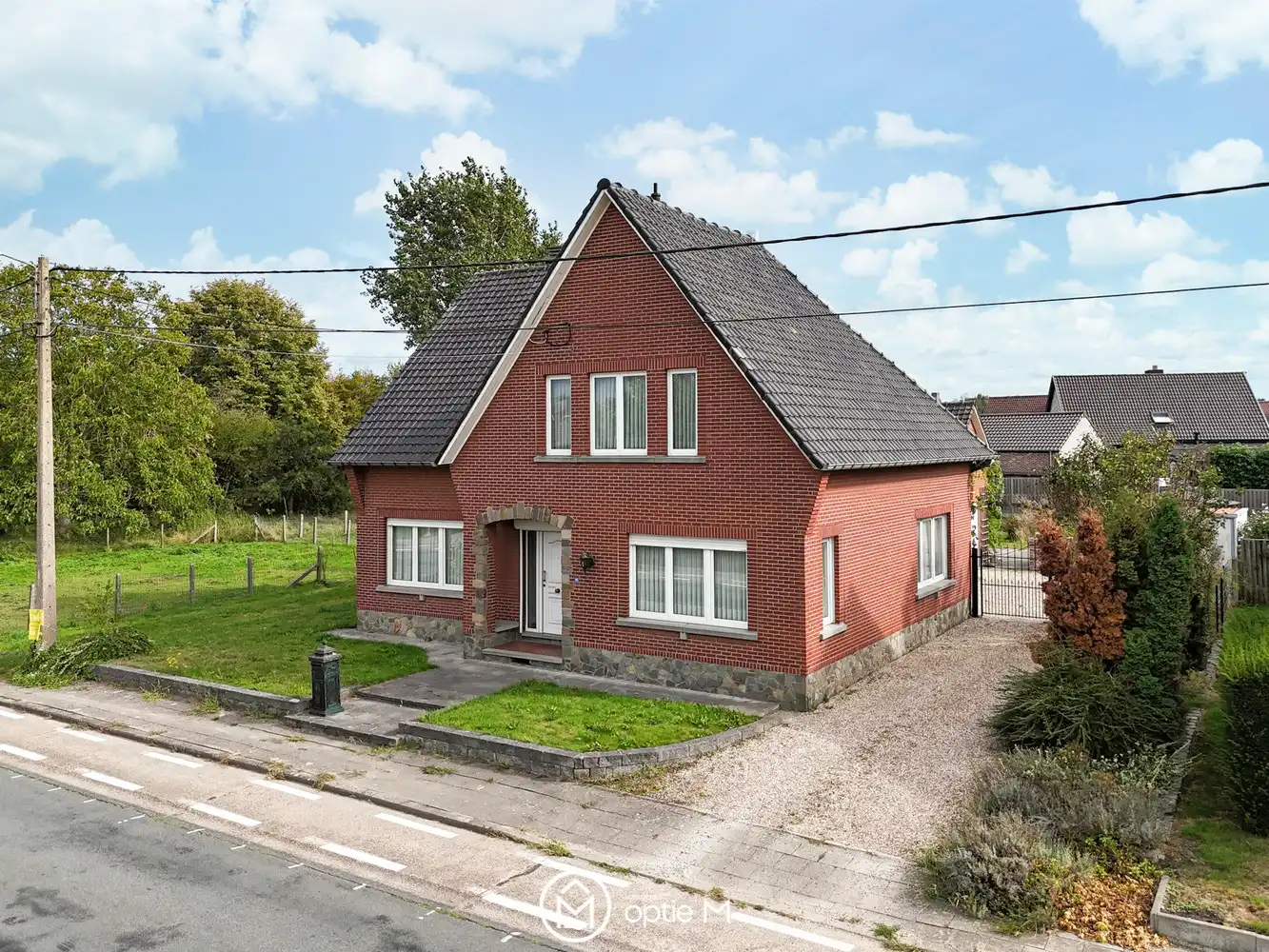 Charmante woning te koop in Bilzen-Hoeselt – verrassend ruim en met veel potentieel foto 2
