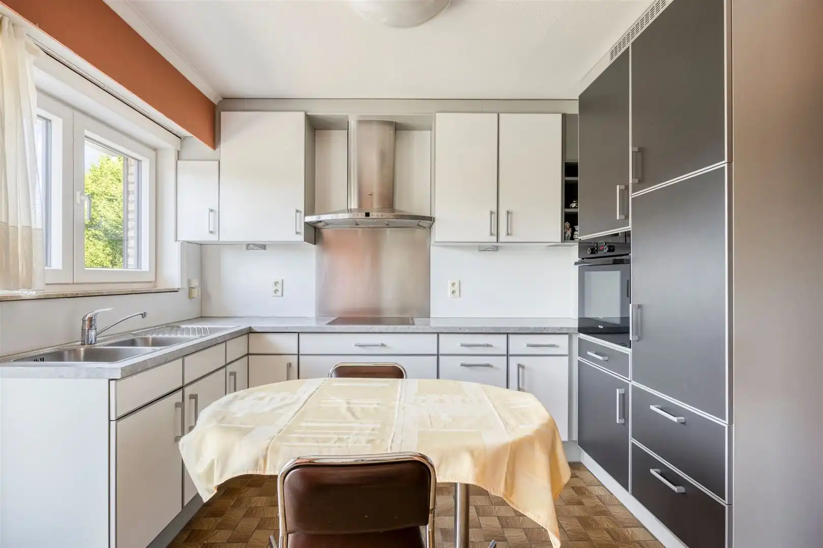 TE KOOP: Verzorgd appartement met 2 slaapkamers en ondergrondse staanplaats in hartje Heusden! foto 10