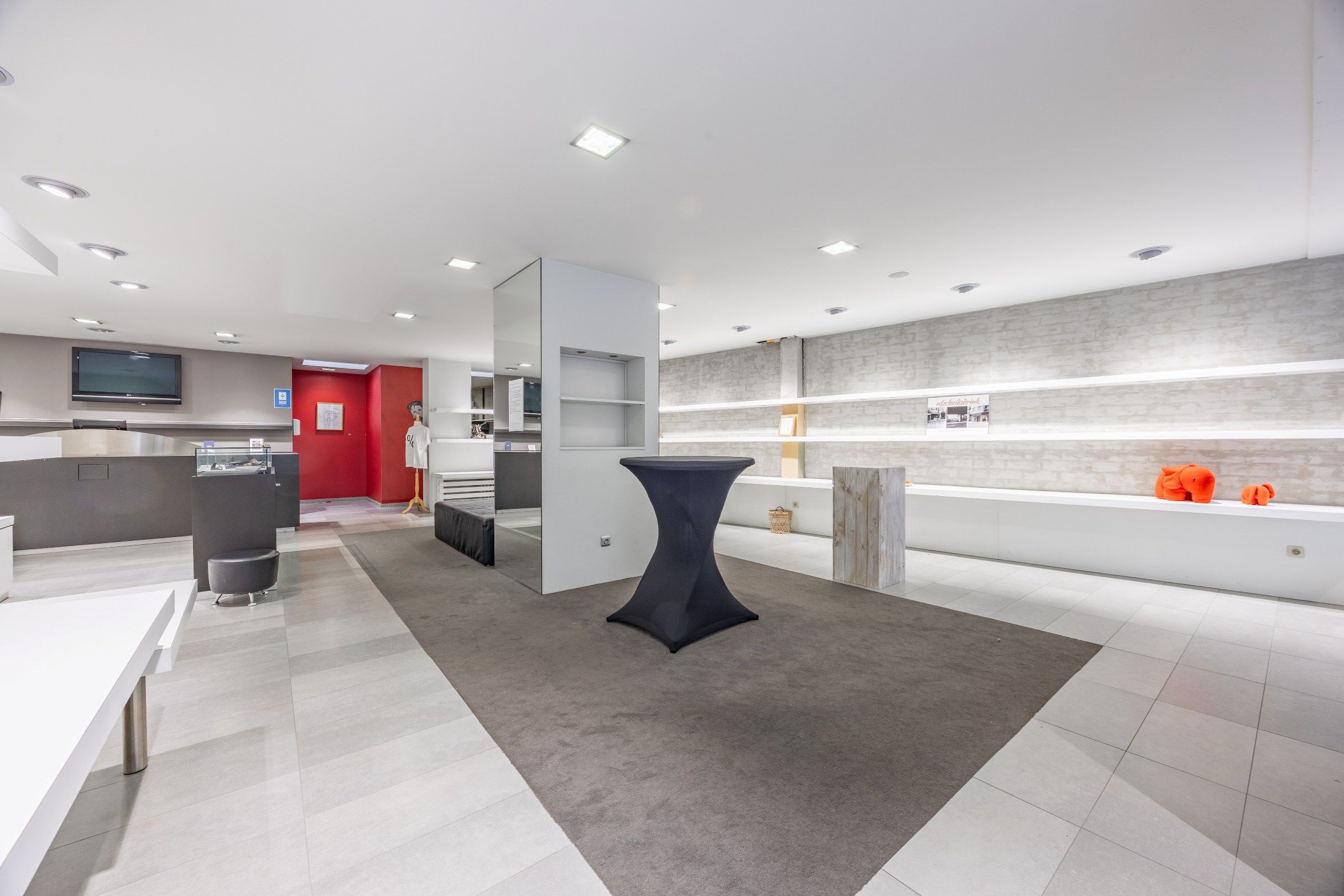 CENTRAAL GELEGEN COMMERCIEEL HANDELSPAND foto 3