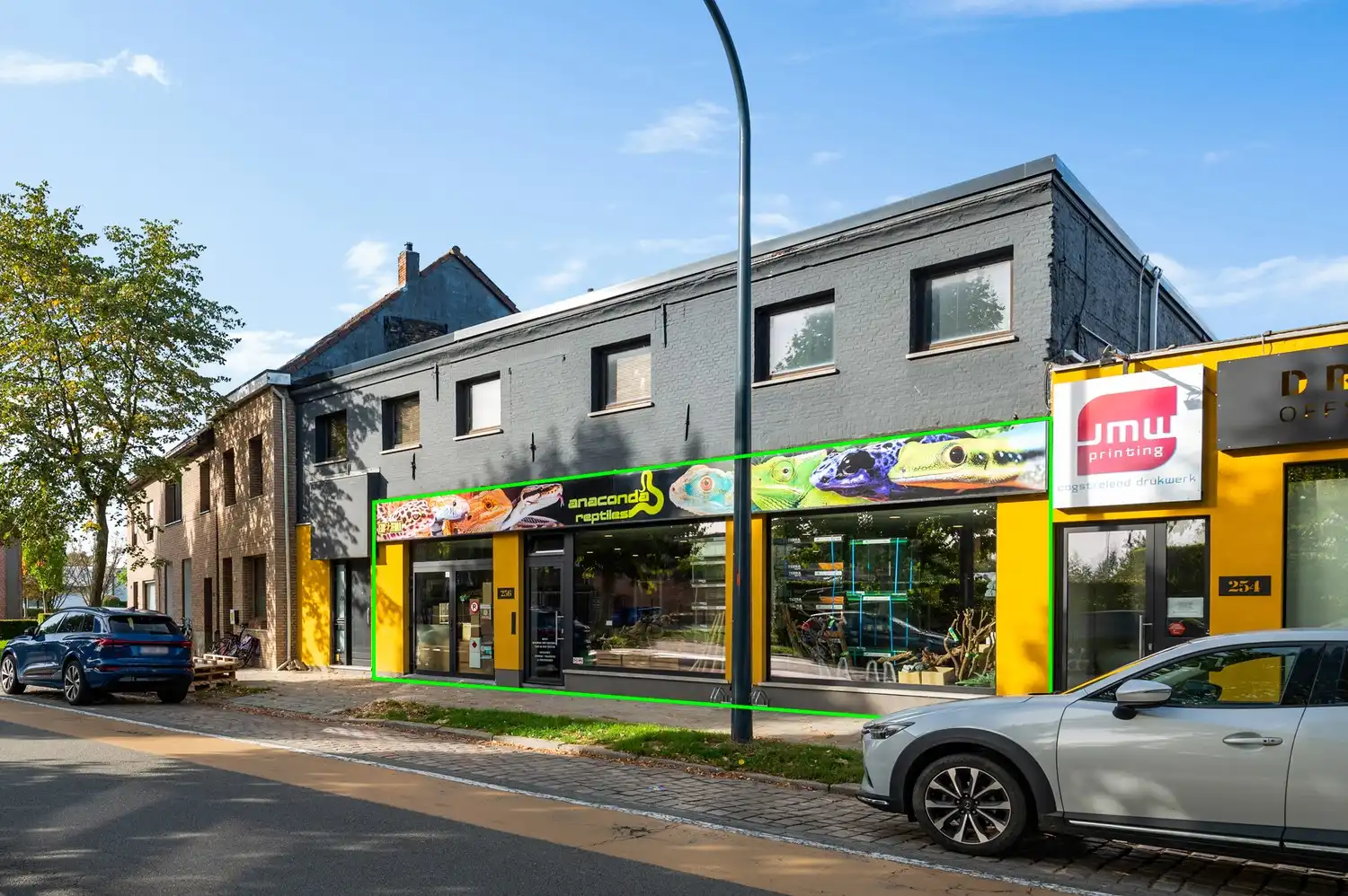Ruim handelsgelijkvloers (208 m²) met brede etalage en buitenruimte (72 m²) in Kontich foto {{pictureIndex}}