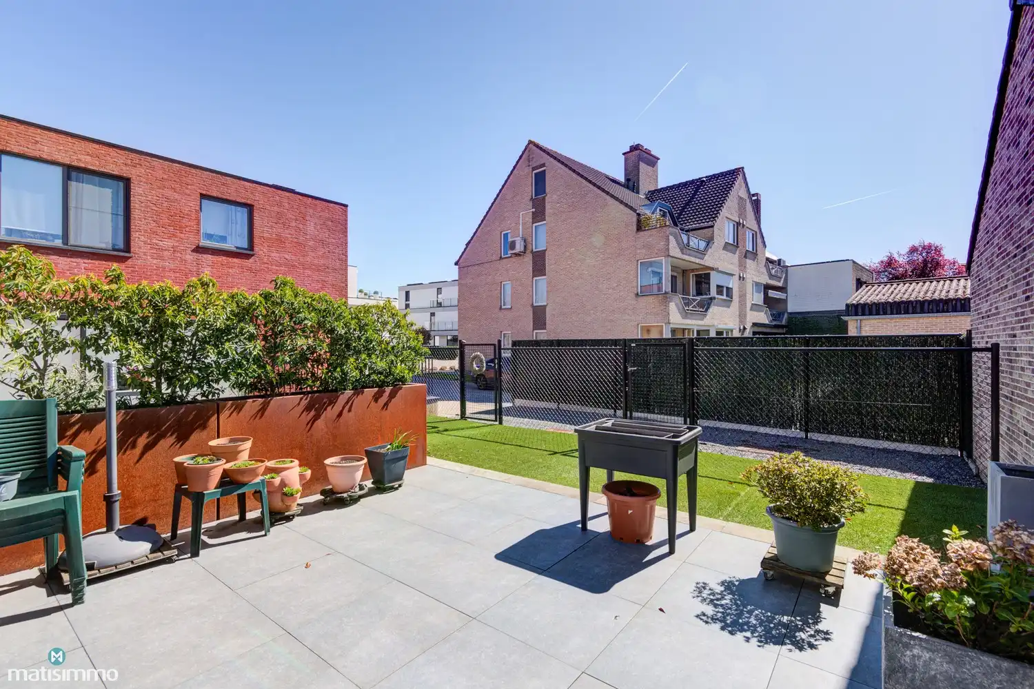 INSTAPKLAAR GELIJKVLOERS APPARTEMENT MET TUIN EN AUTOSTAANPLAATS NABIJ HET STADSCENTRUM VAN BILZEN foto 16