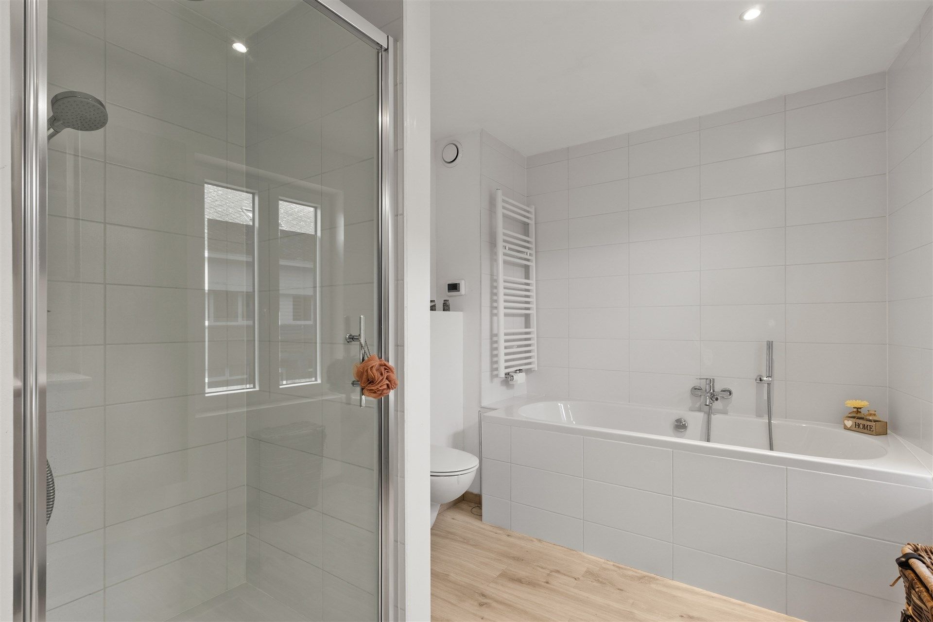 Moderne gezinswoning met 3 slaapkamers en bureau.  foto 18