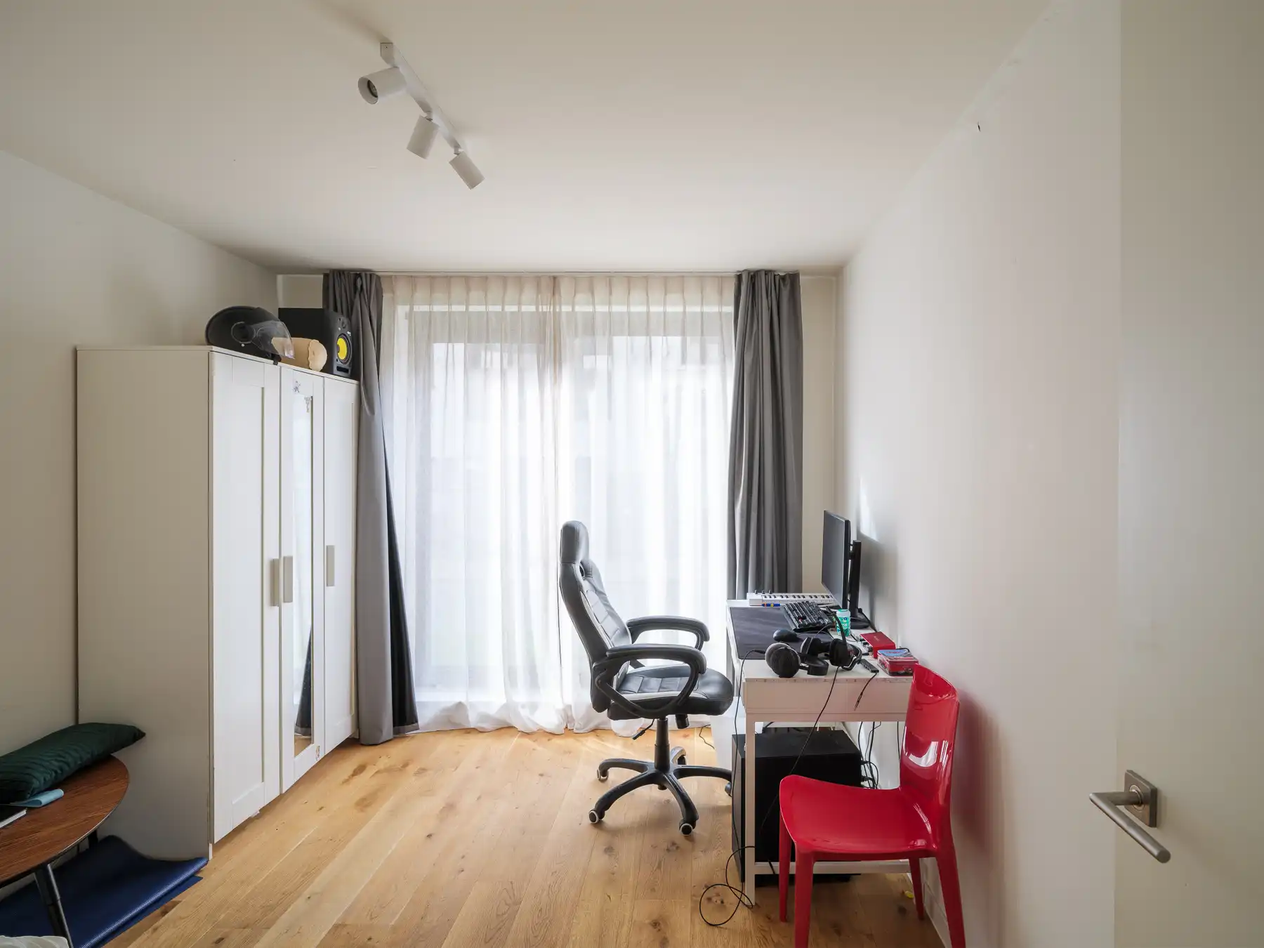 Instapklaar recent appartement met terras foto 14