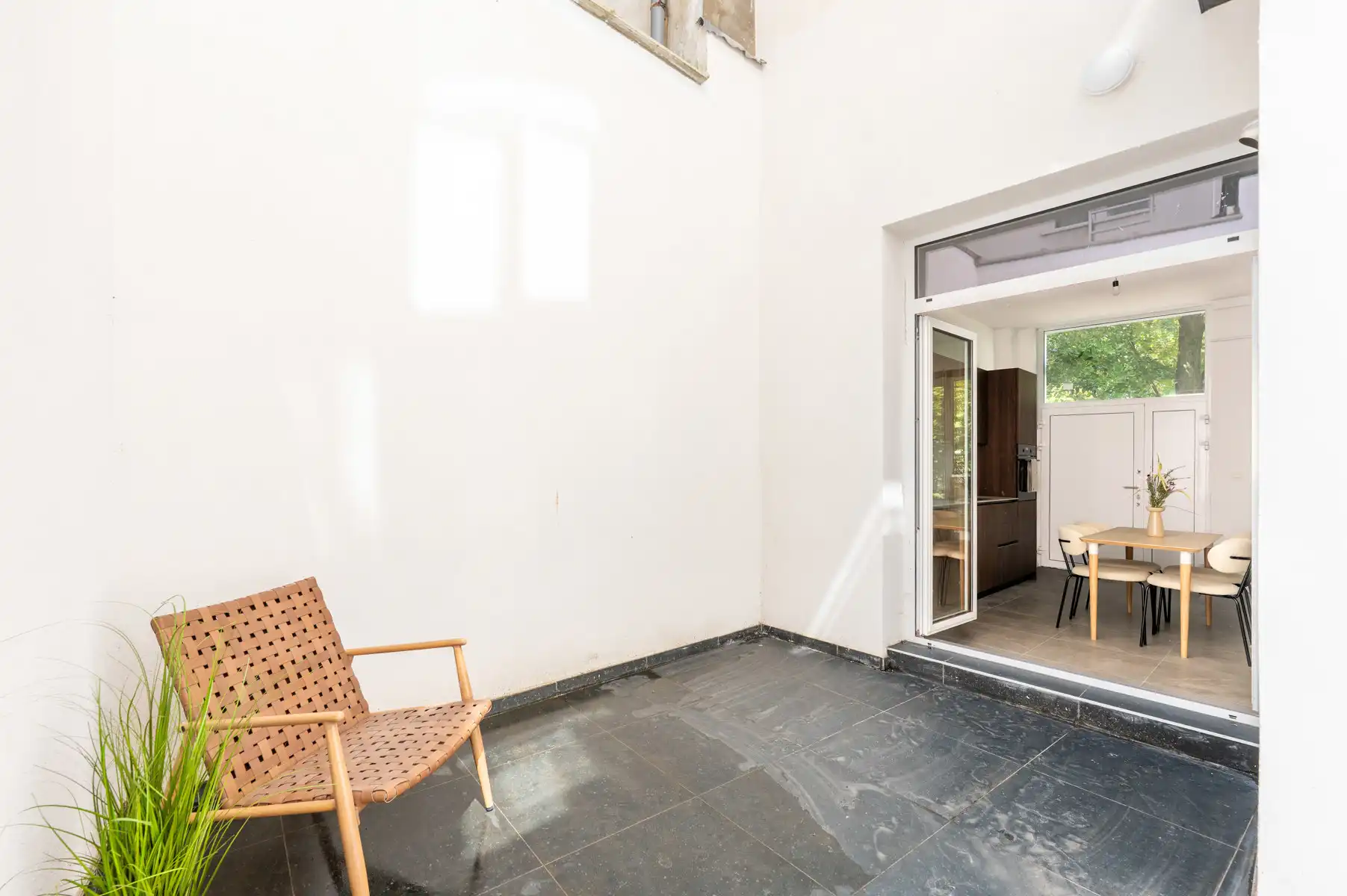 Lichtrijk gelijkvloers appartement op de Sint-Andriesplaats foto 8