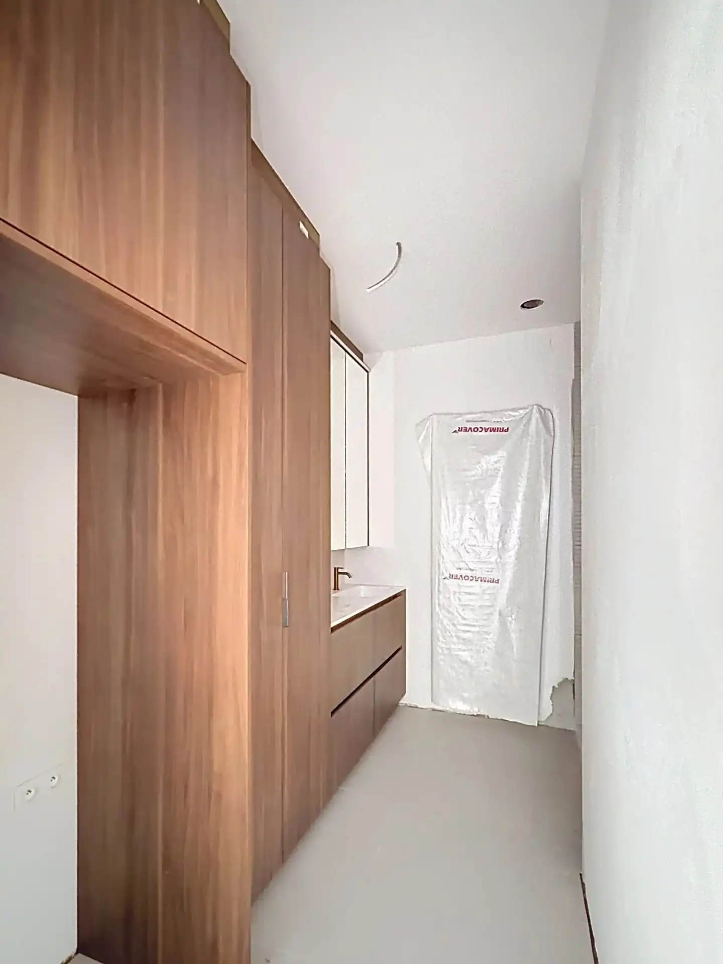 Luxueus en modern afgewerkt gelijkvloers appartement met tuin, 1 slaapkamer en 2 staanplaatsen. foto 11