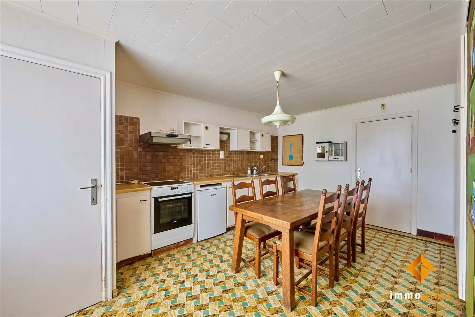 Verrassend ruime, te renoveren woning met 3 slaapkamers en uitbreidingsmogelijkheden op zolder! foto 6