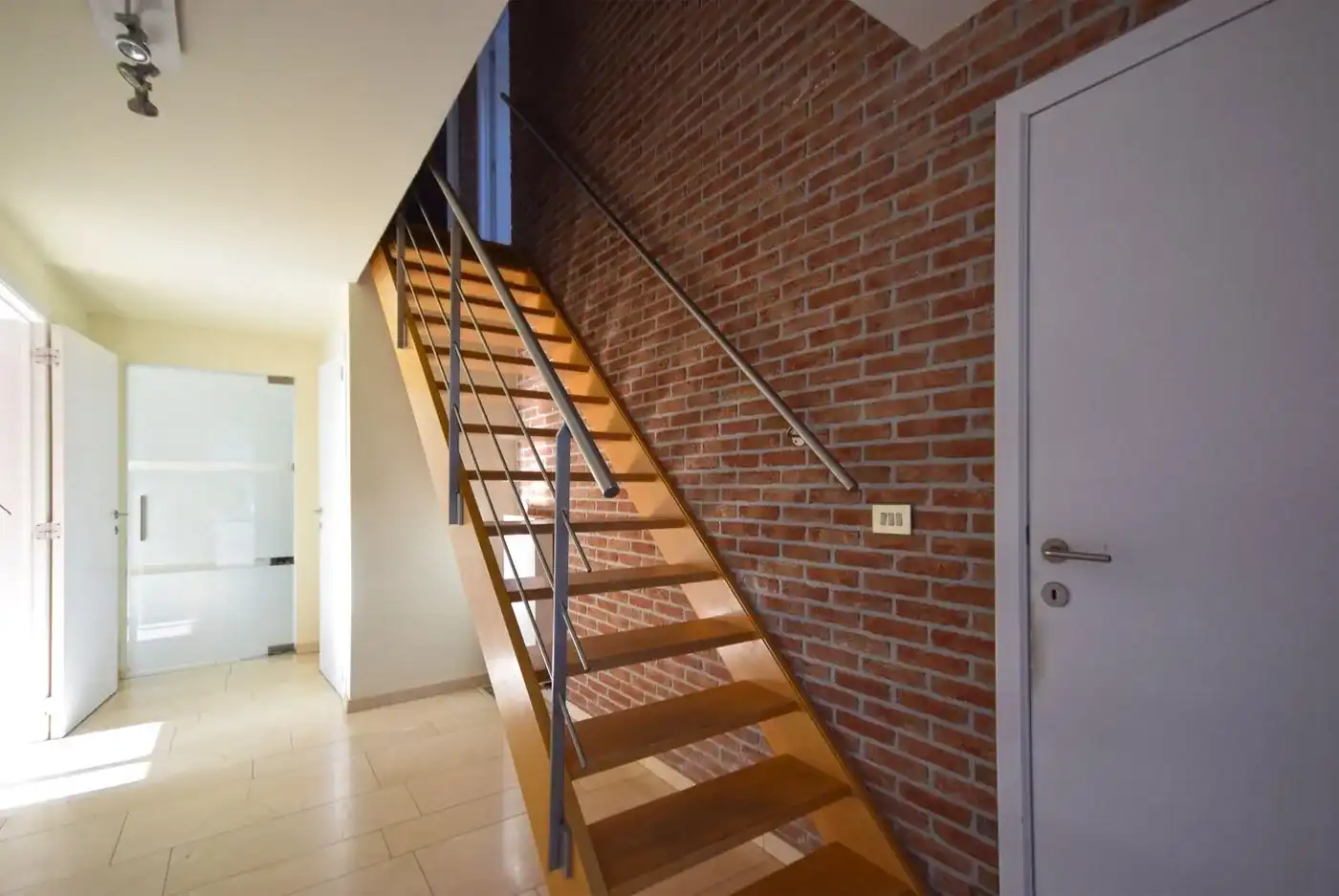 Ruime villa in Roeselare met 3 slaapkamers, tuin op het zuidwesten, garage en  carport. foto 5