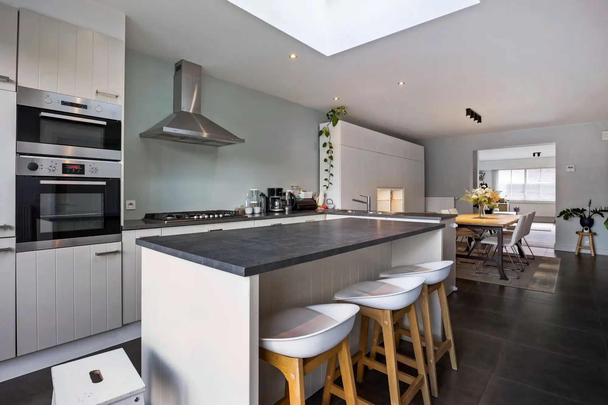 Ruimte, licht en comfort - De ideale gezinswoning met 4 slaapkamers en tuin in Brasschaat! foto 3