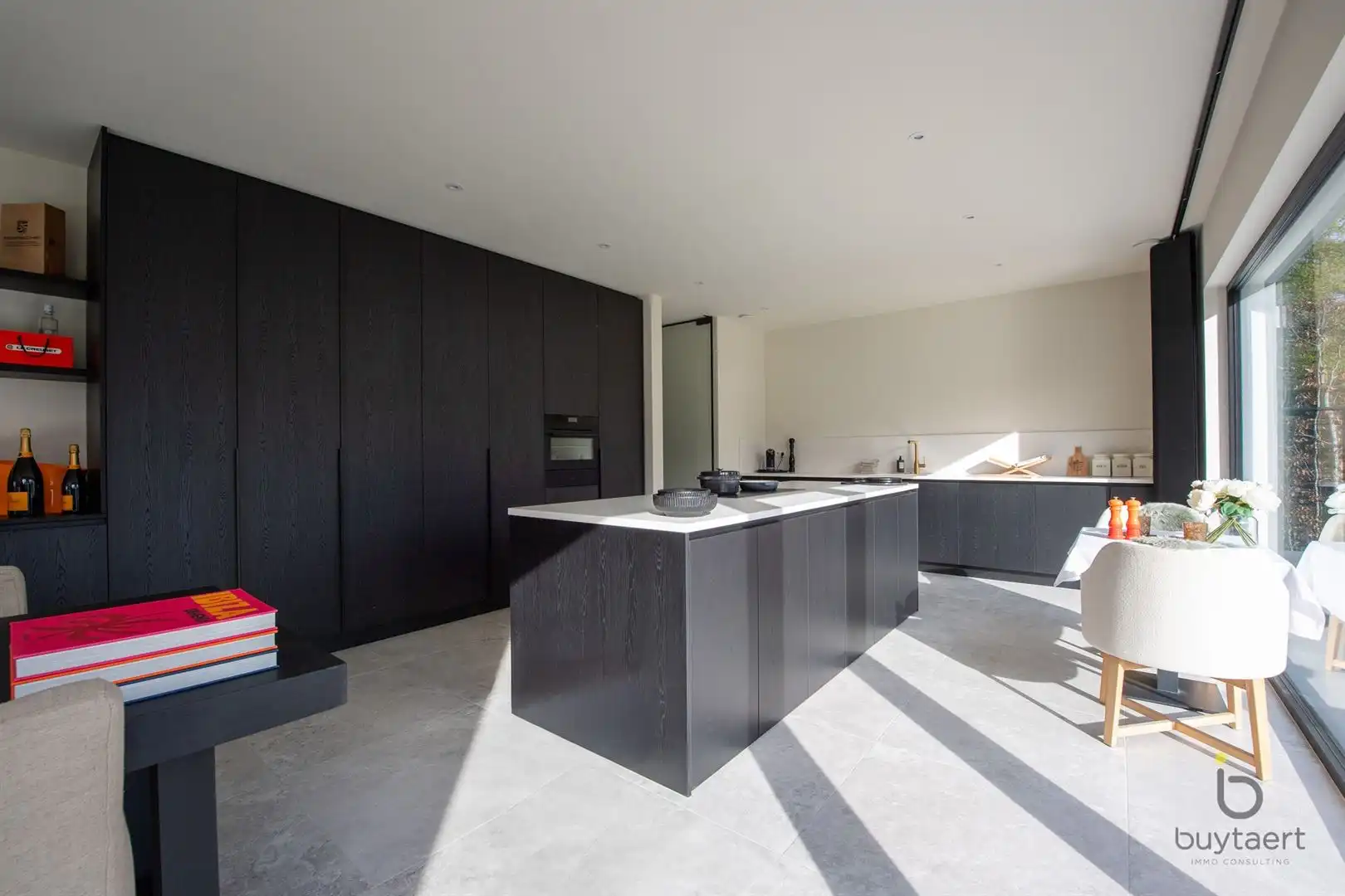 Knappe GELIJKVLOERSE villa + bijgebouw te Halle! foto 11