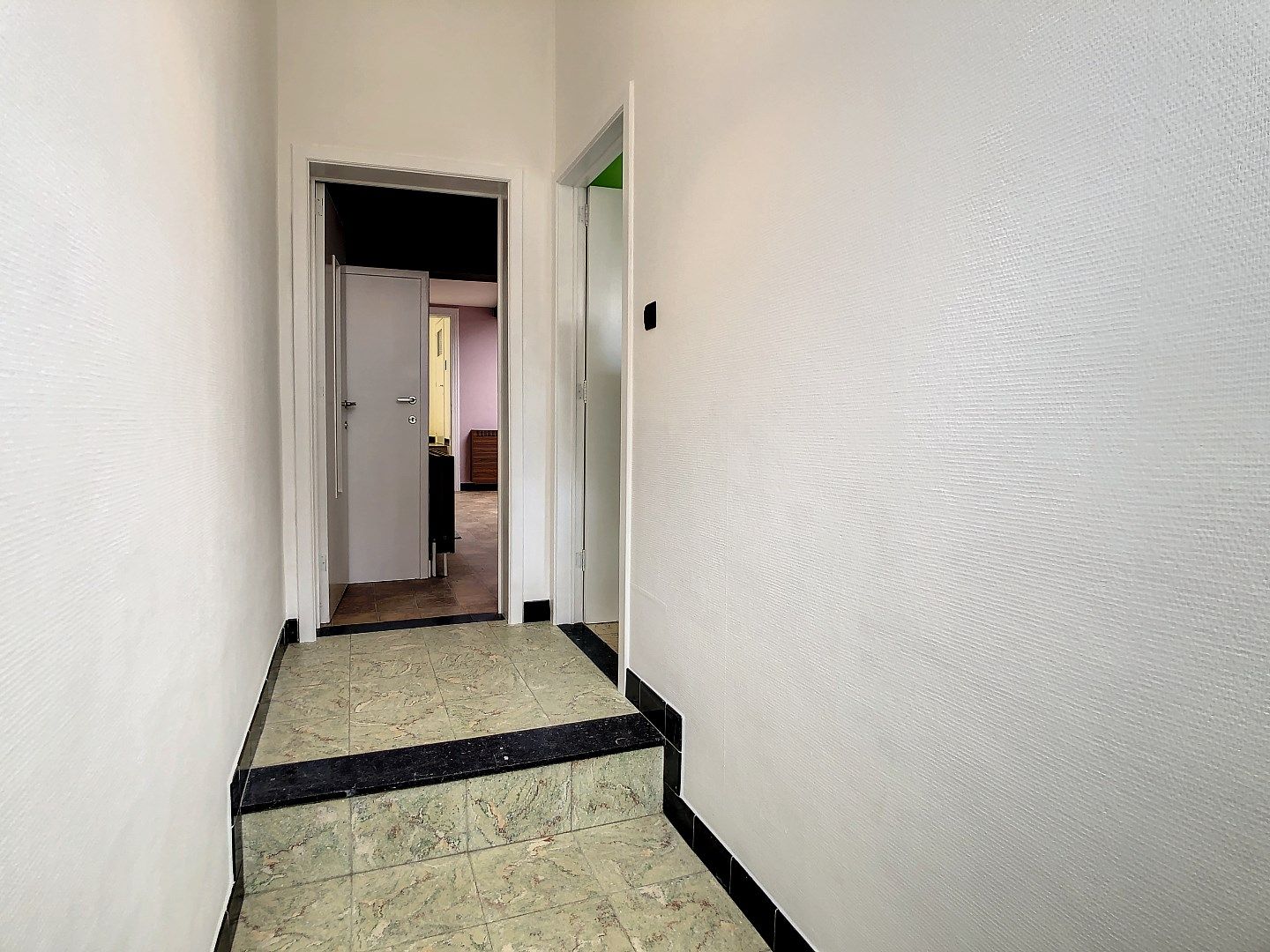 Centraal gelegen stadswoning met drie slaapkamers en aangename stadstuin – EPC 335 kWh/m² - bewoonbare oppervlakte 92 m²  foto 2