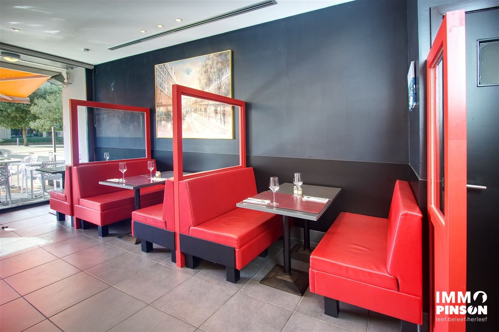 Goed uitgerust restaurant of handelspand foto 6