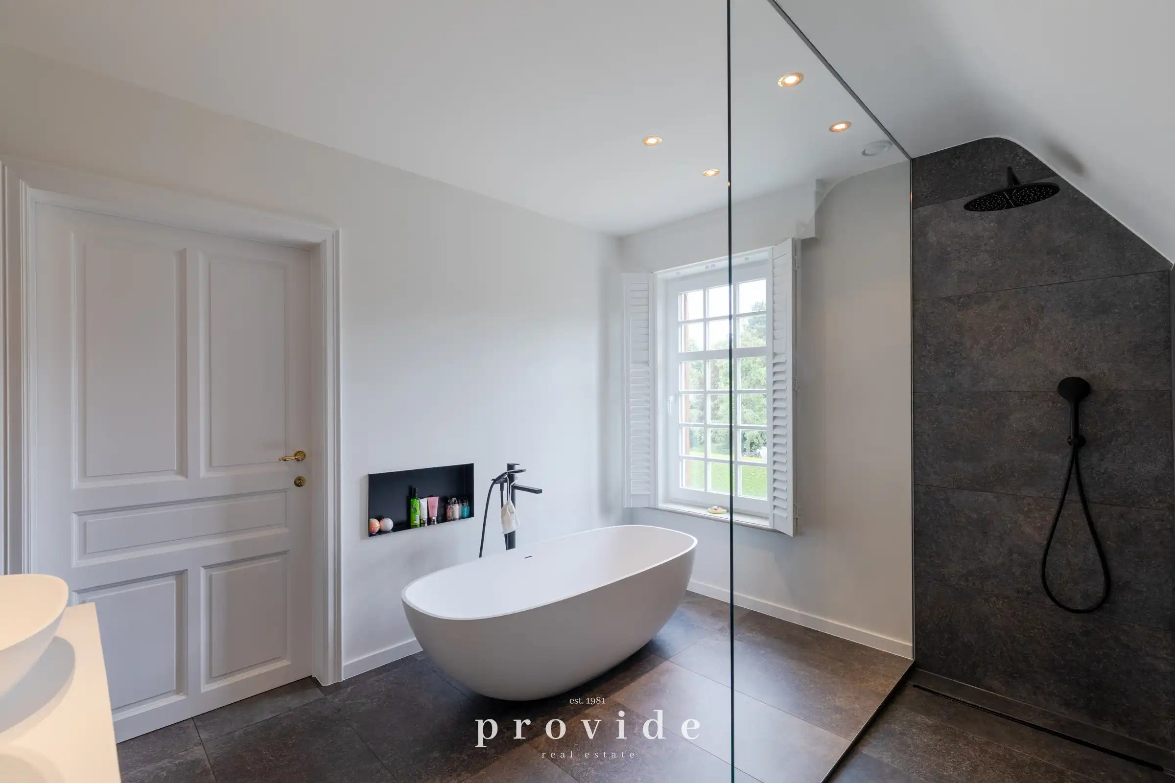 Exclusieve villa op royaal domein in groene omgeving foto 12