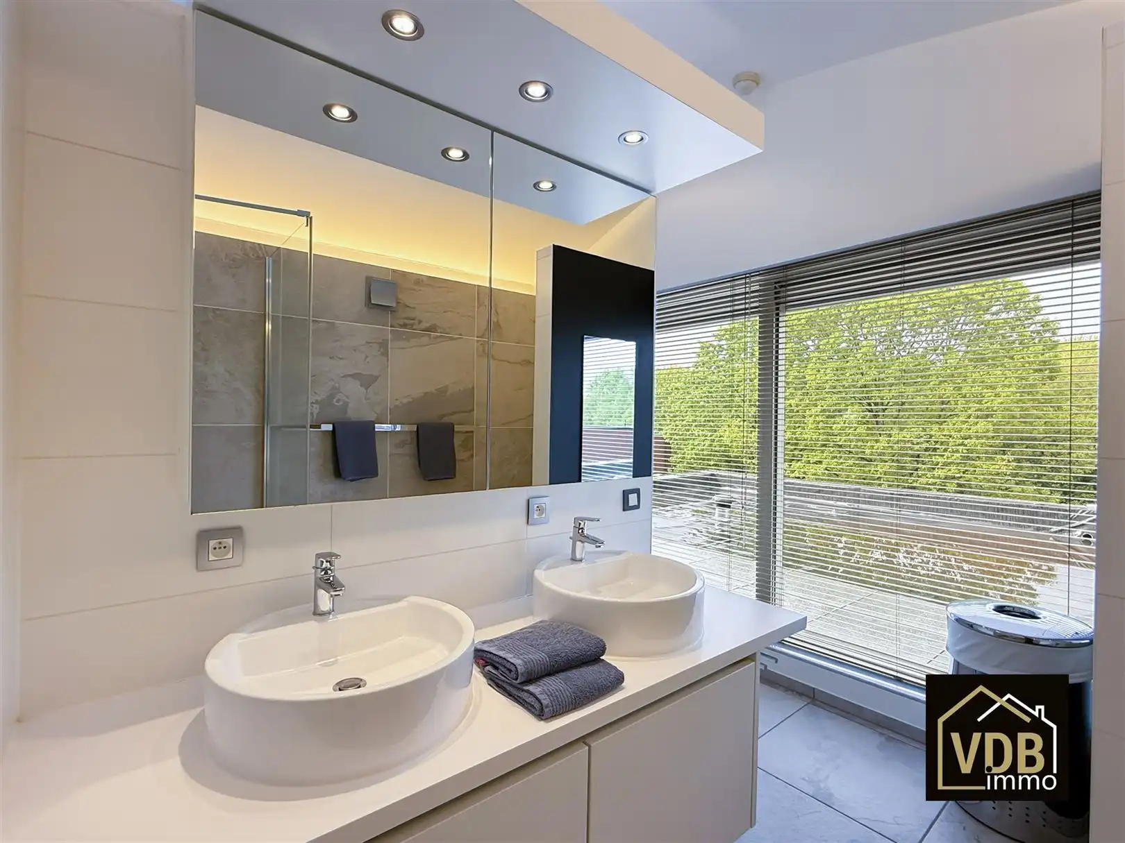 COMMERCIEEL PAND MET PENTHOUSE OP TOP LOCATIE foto 80