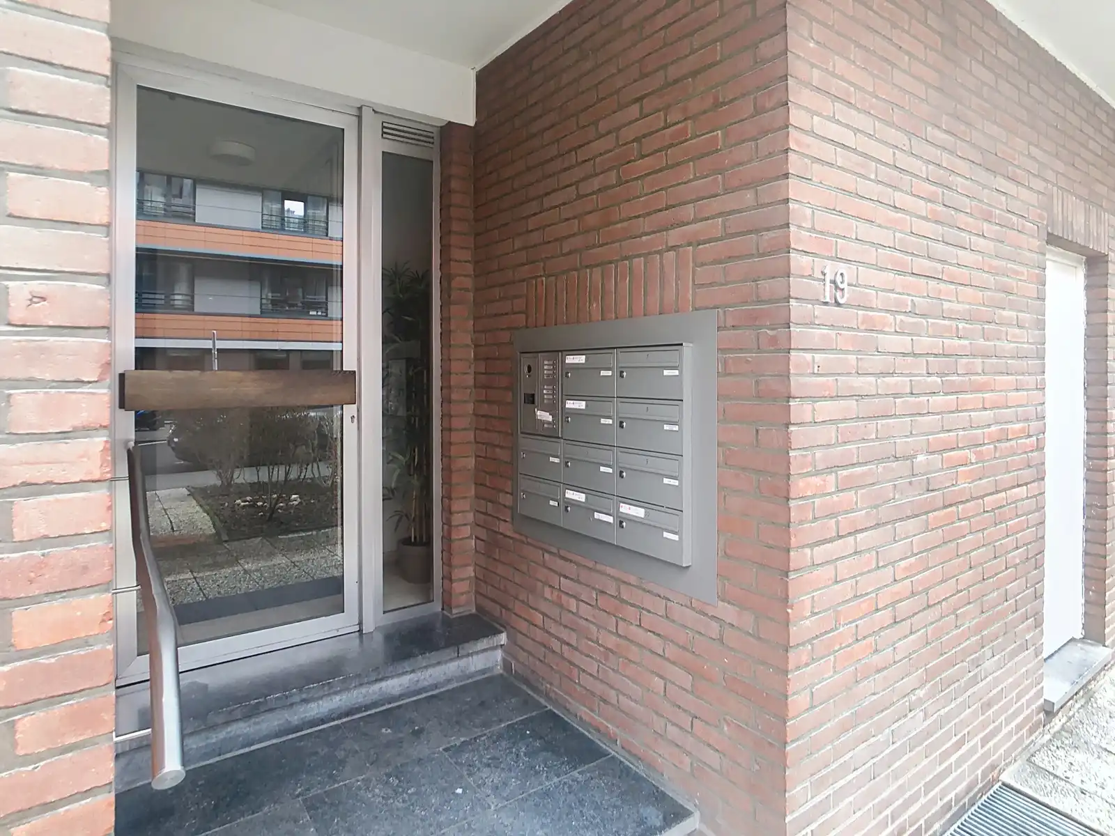 Te renoveren appartement met 2 slaapkamers en garage foto 2