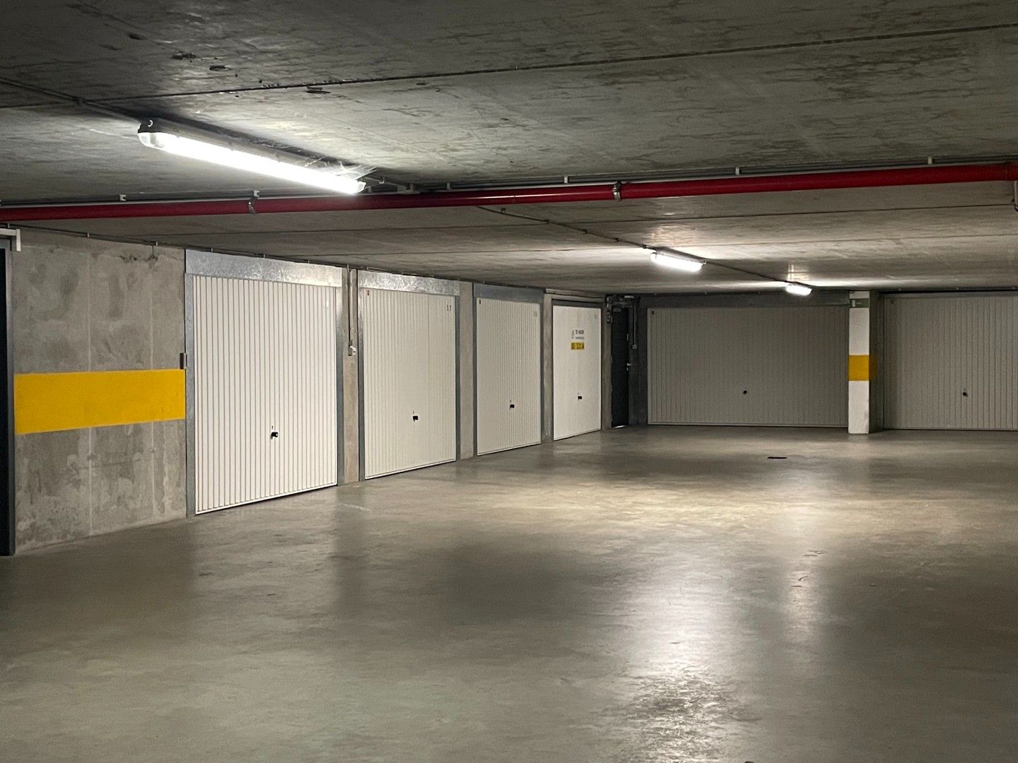 Gemakkelijk bereikbare garagebox onder de Delhaize in Heist foto 3