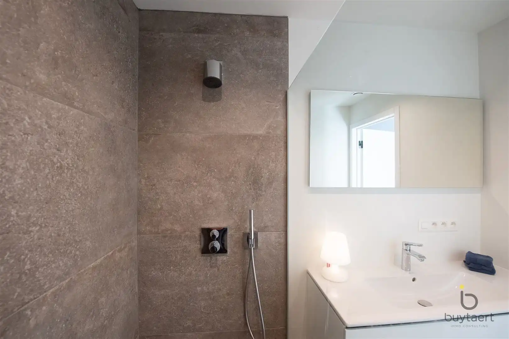 Recent 1 slaapkamer appartement met prachtig uitzicht! foto 28