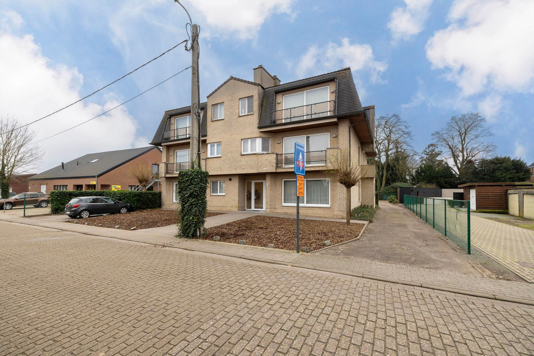 App met 2 slpk, bureau, terras en parking foto 19