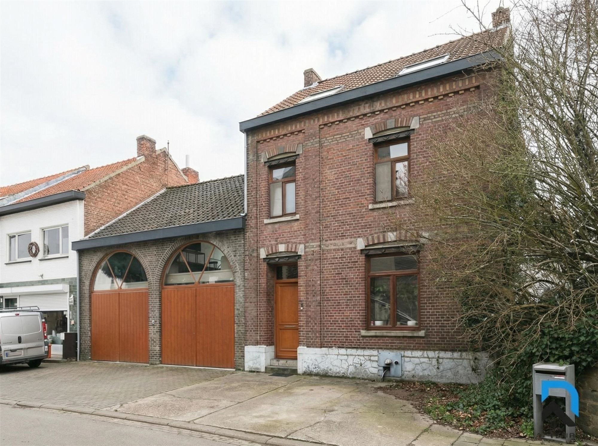 Bijzonder mooi gerenoveerde woning voorzien van 5 slaapkamers foto 4