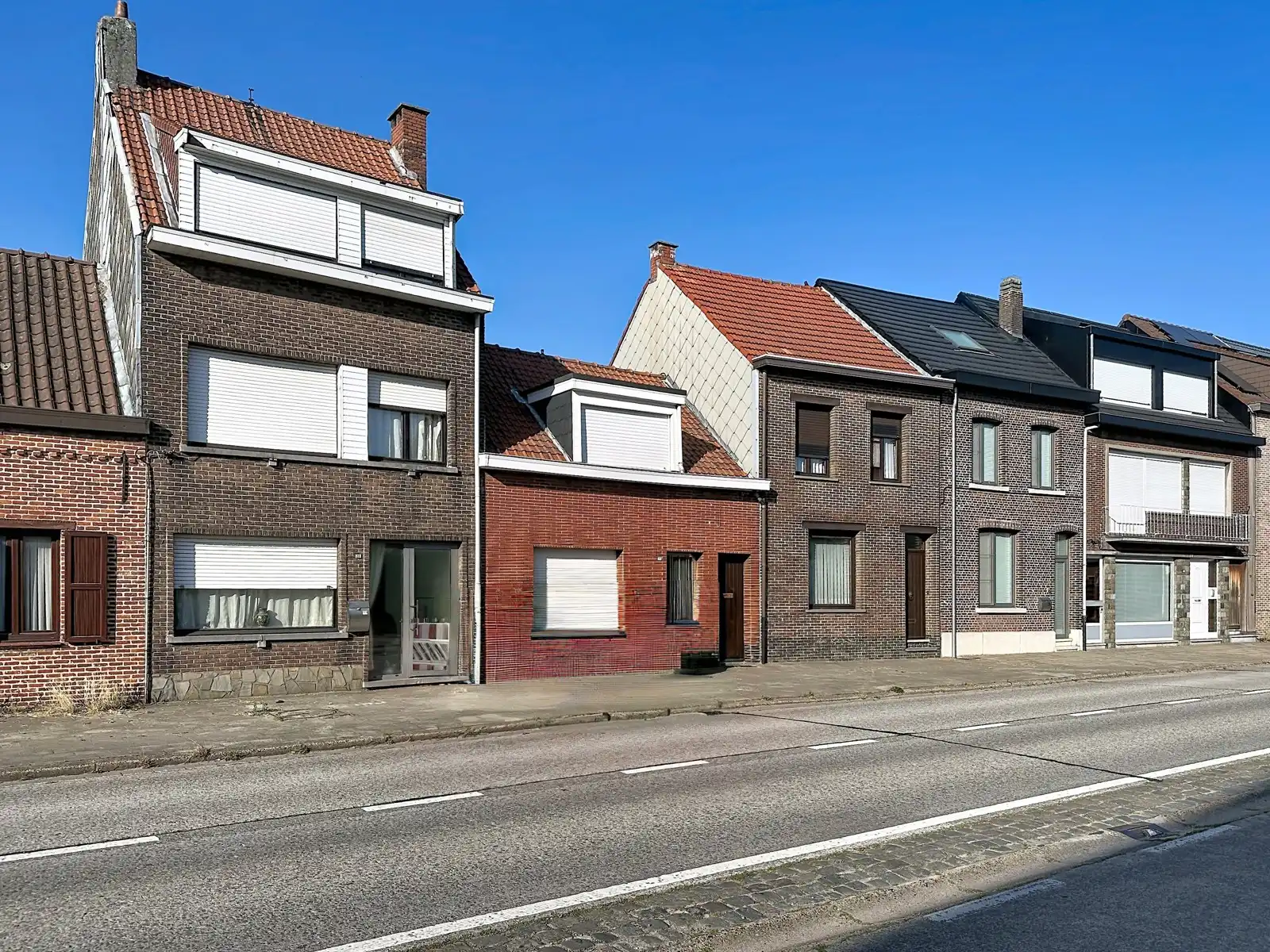Te renoveren woning met groengebied in de achtertuin foto 17
