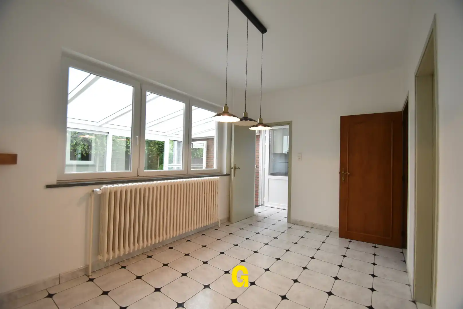 Halfopen woning met drie slaapkamers, tuin en twee garages in hartje Bilzen foto 8