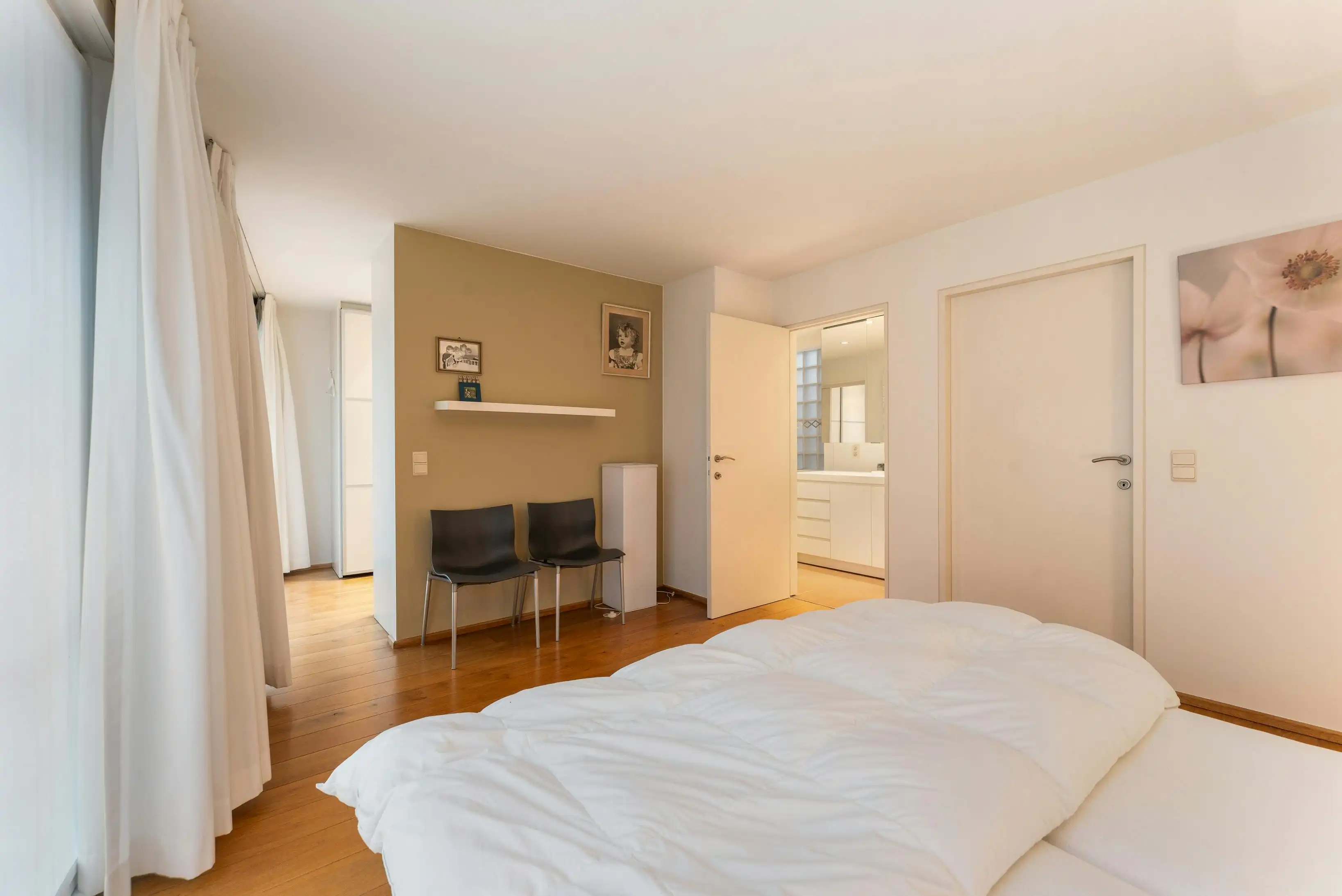 Ruime woning met handelsgelijkvloers en appartement in het centrum van Veurne. foto 14