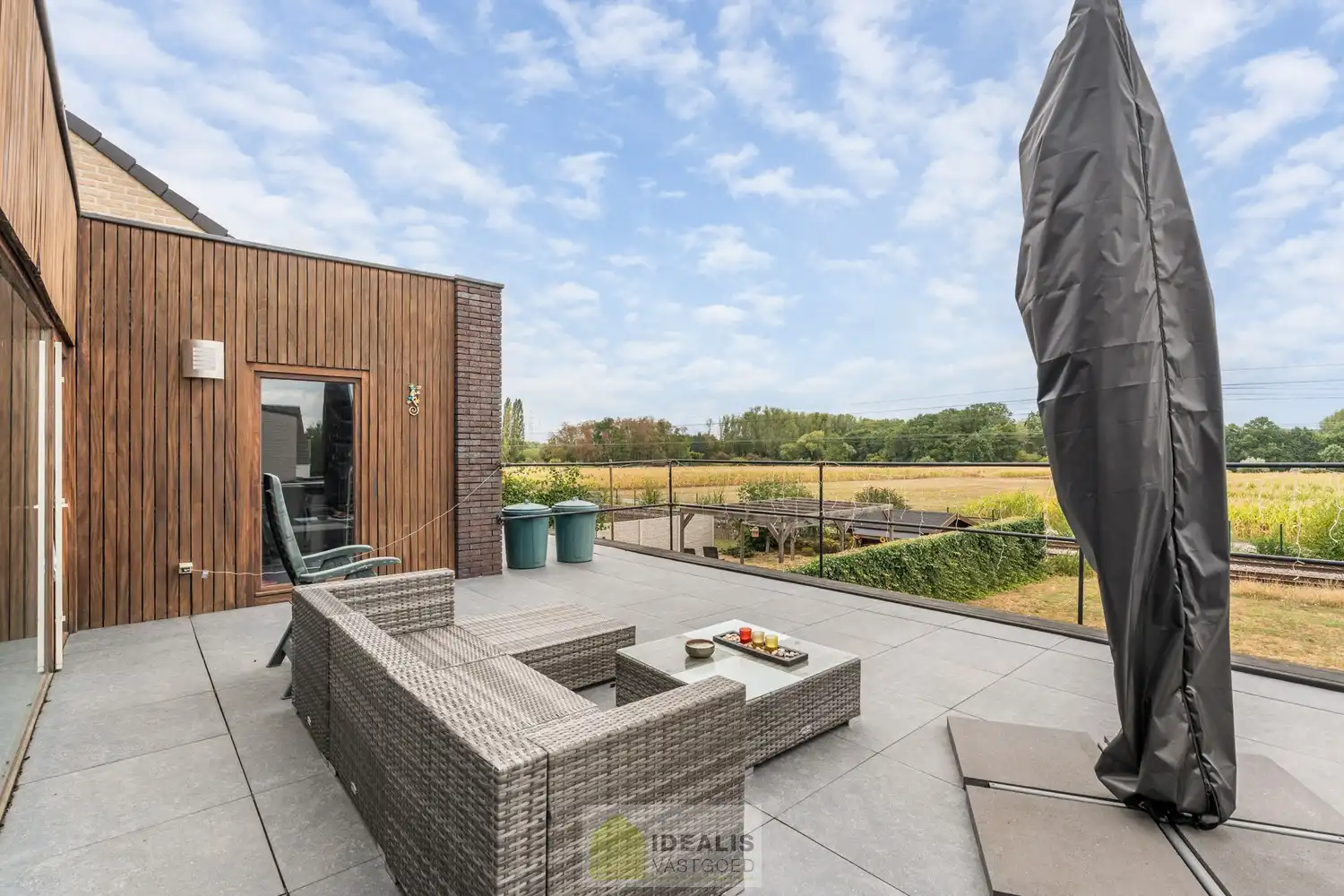 IDEALIS VASTGOED – GELIJKVLOERSE KANTOORRUIMTE MET BOVENLIGGEND APPARTEMENT OP EEN ZICHTLOCATIE IN DIEPENBEEK! Deze gelijkvloerse kantoorruimte van + - 105m² met bovenliggend apart toegankelijk appartement van + - 97 m² met zeer ruim terras is gelegen langs de Steenweg in Diepenbeek en heeft ruim voldoende parkeergelegenheid op eigen terrein. De perfecte zet voor zij die op zoek zijn naar een interessante investering op een zichtlocatie! foto 30