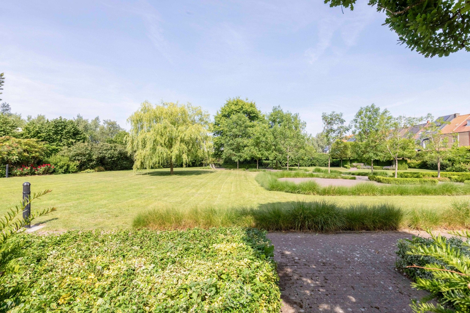 Gelijkvloers appartement met ruim terras en tuintje op een gesloten en groene residentie. foto 14