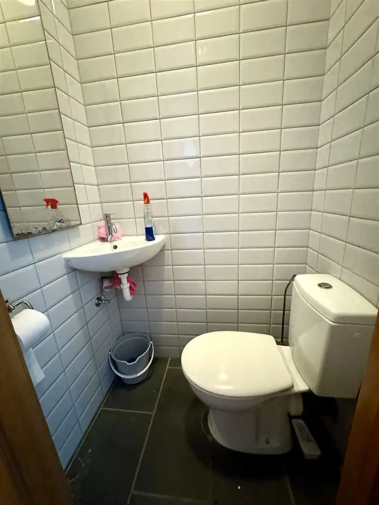 Opbrengstgebouw met twee appartementen in hartje Maaseik.  foto 9