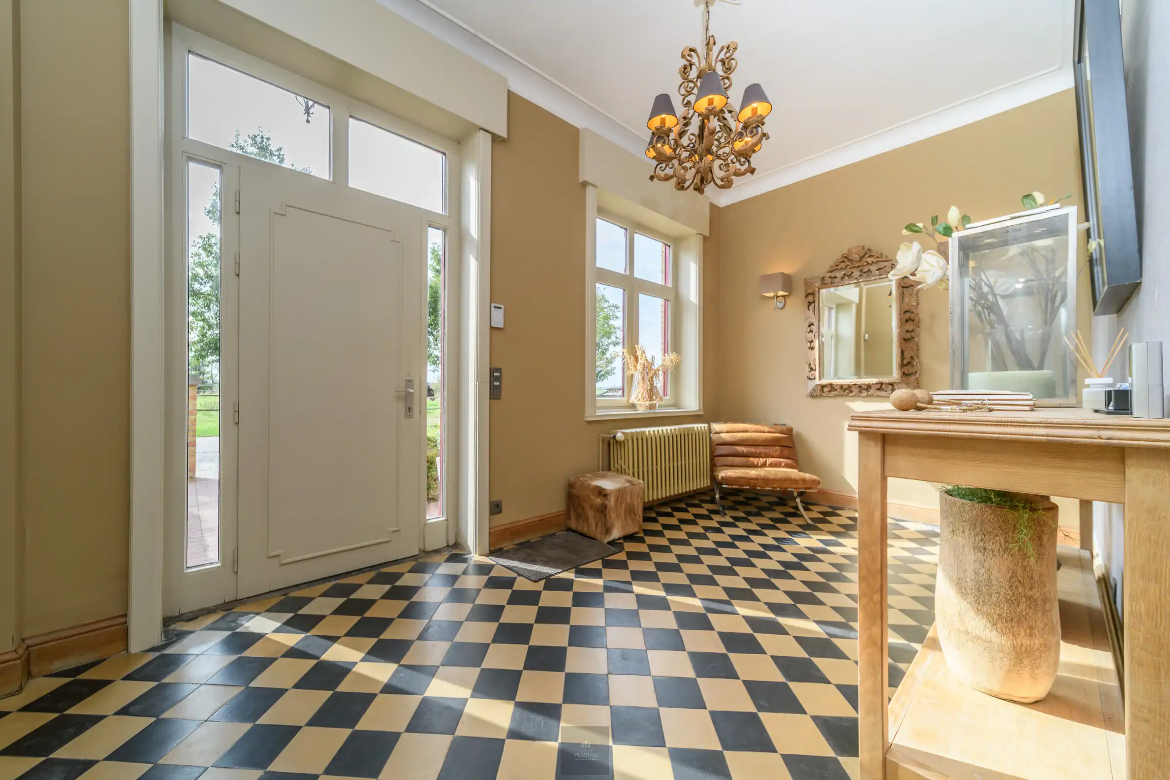 Historische grandeur en hedendaags comfort in een unieke pastorie te Stuivekenskerke. foto 6