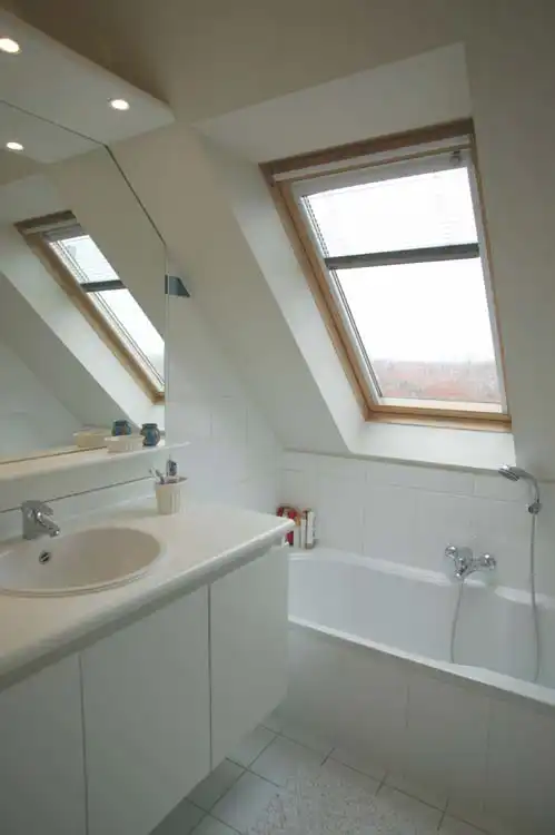 Prachtig Dakappartement met 2 slaapkamers en TERRAS te huur in Roeselare foto 4