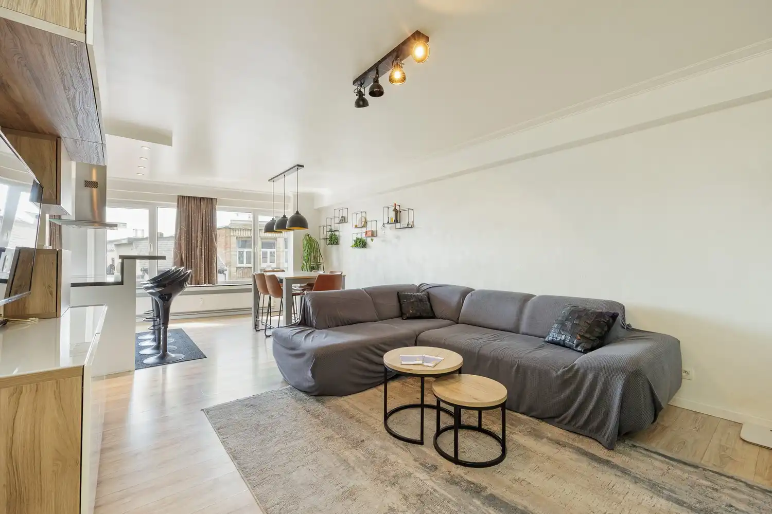 Ruim en lichtrijk 2-slpk appartement met terras en kelderberging in Borgerhout foto {{pictureIndex}}