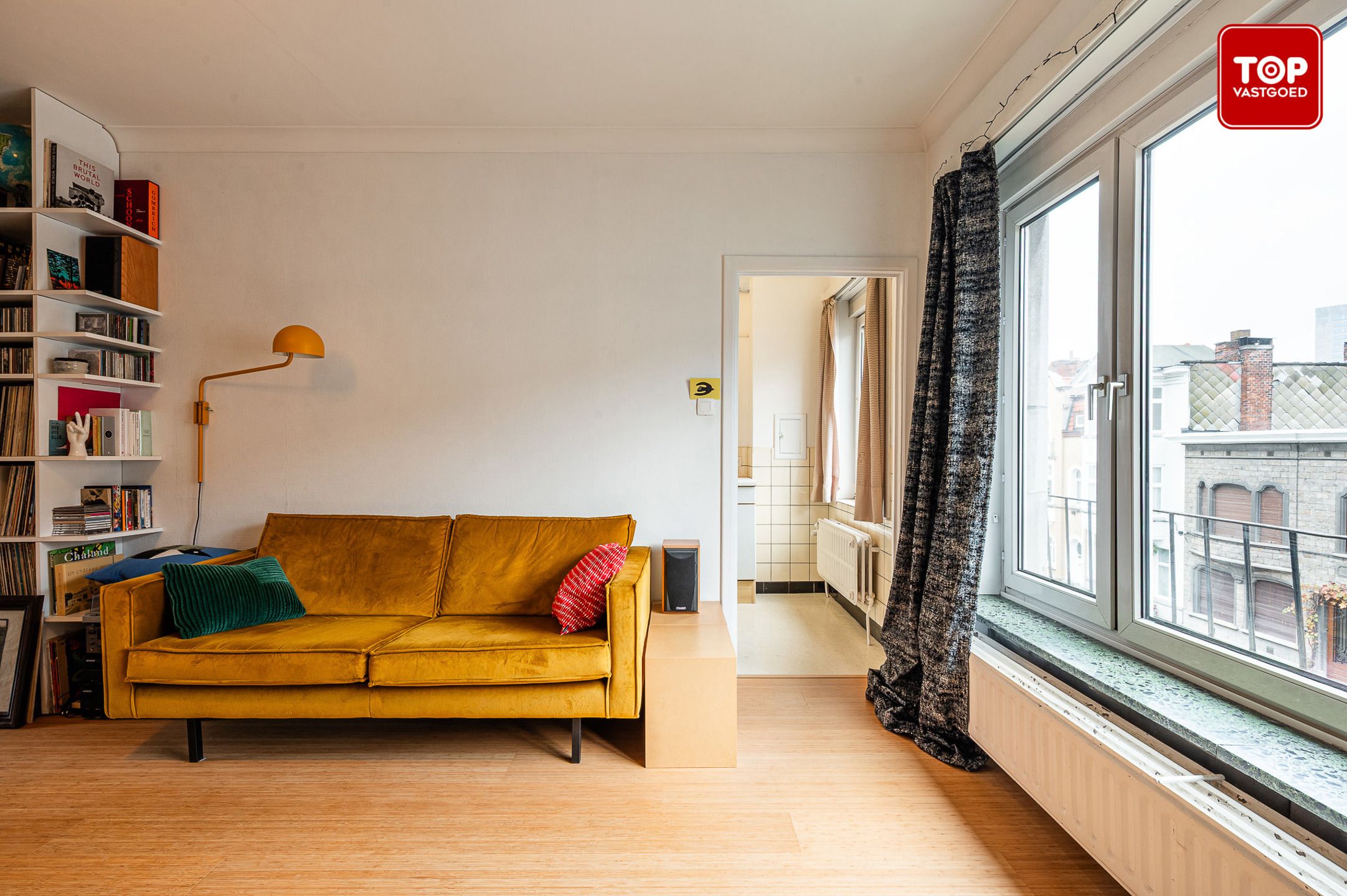 Op te frissen tweeslaapkamerappartement nabij de Stationsbuurt Gent-Sint-Pieters. foto 5