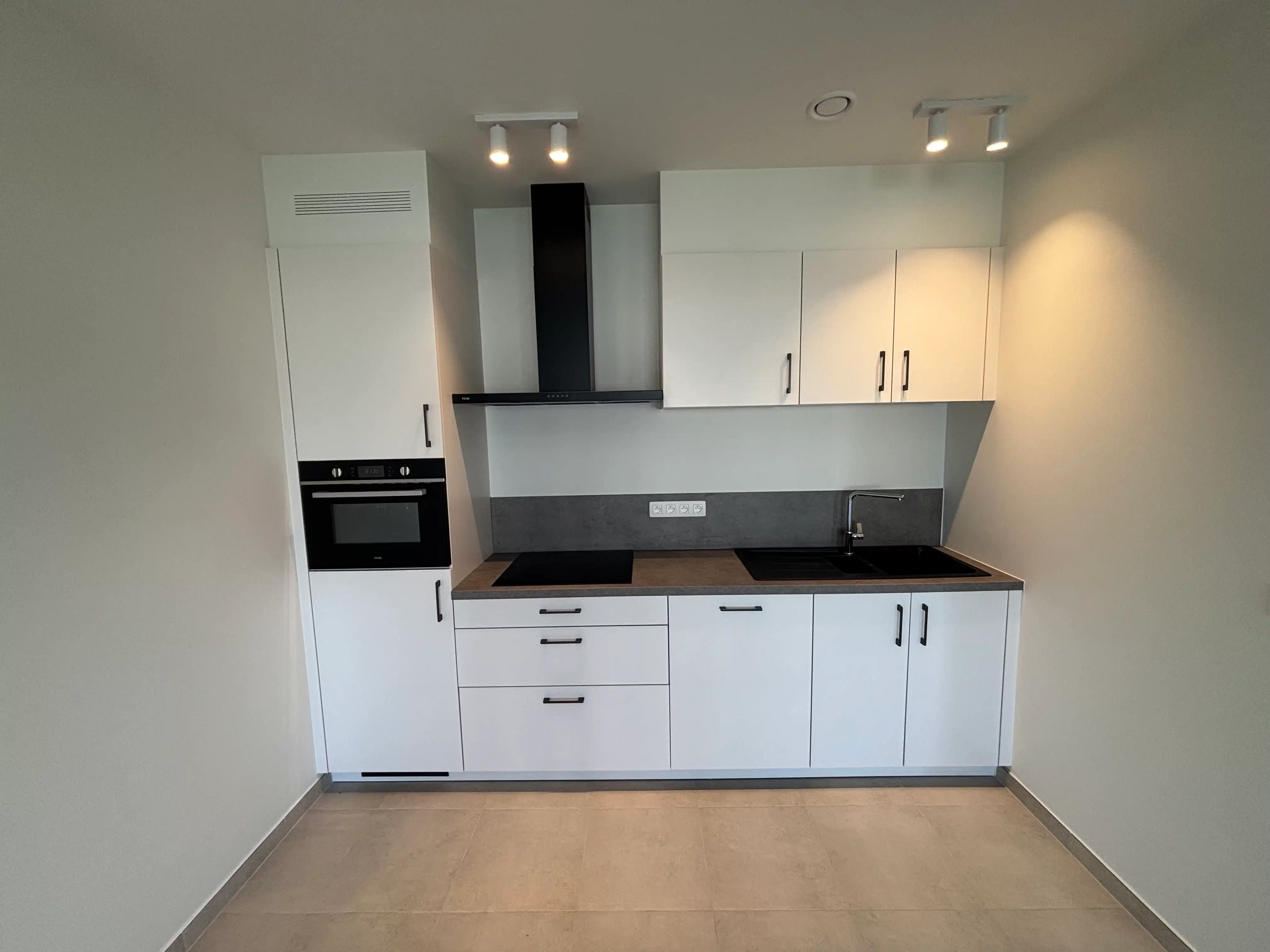 1-slaapkamer appartement met terras en parking foto 7