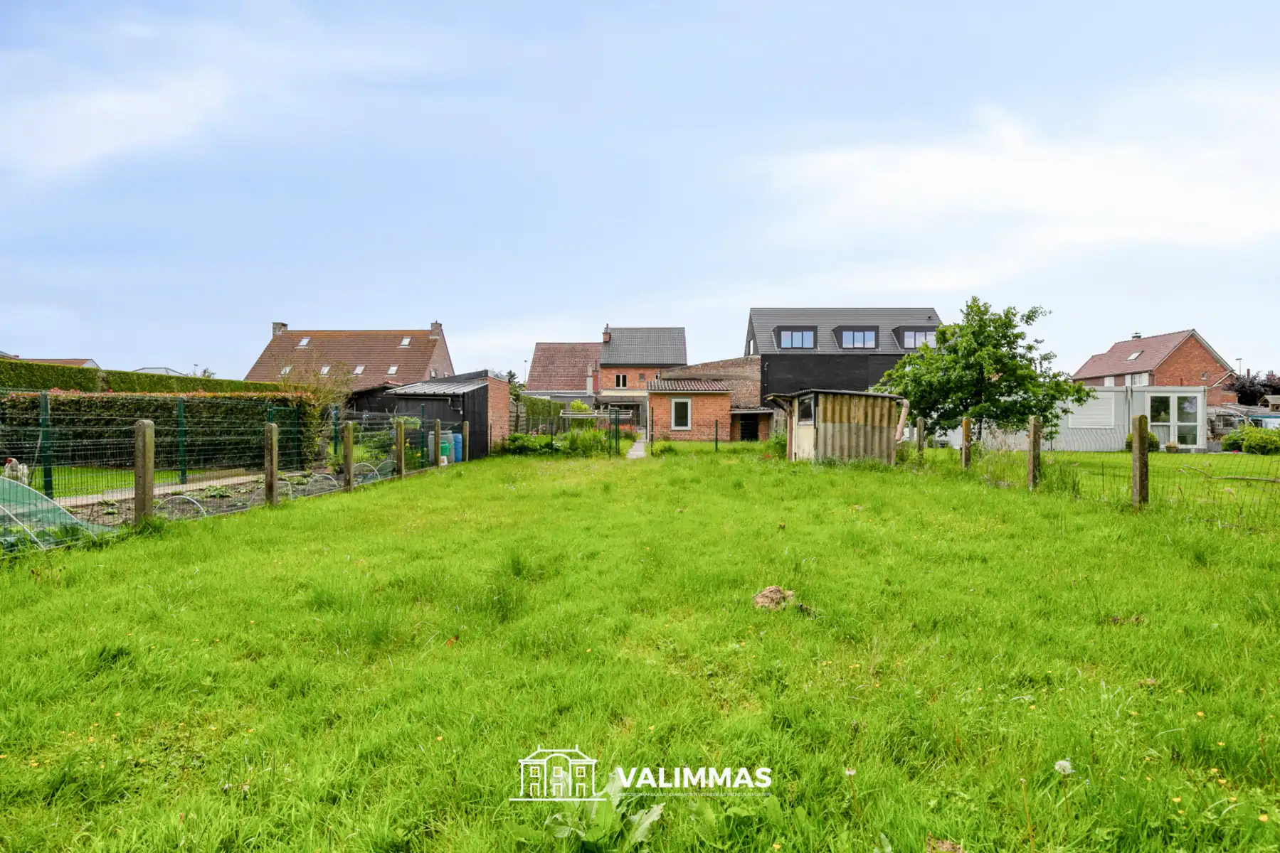 Ruime driegevelwoning met twee garages en mooie tuin... foto 7