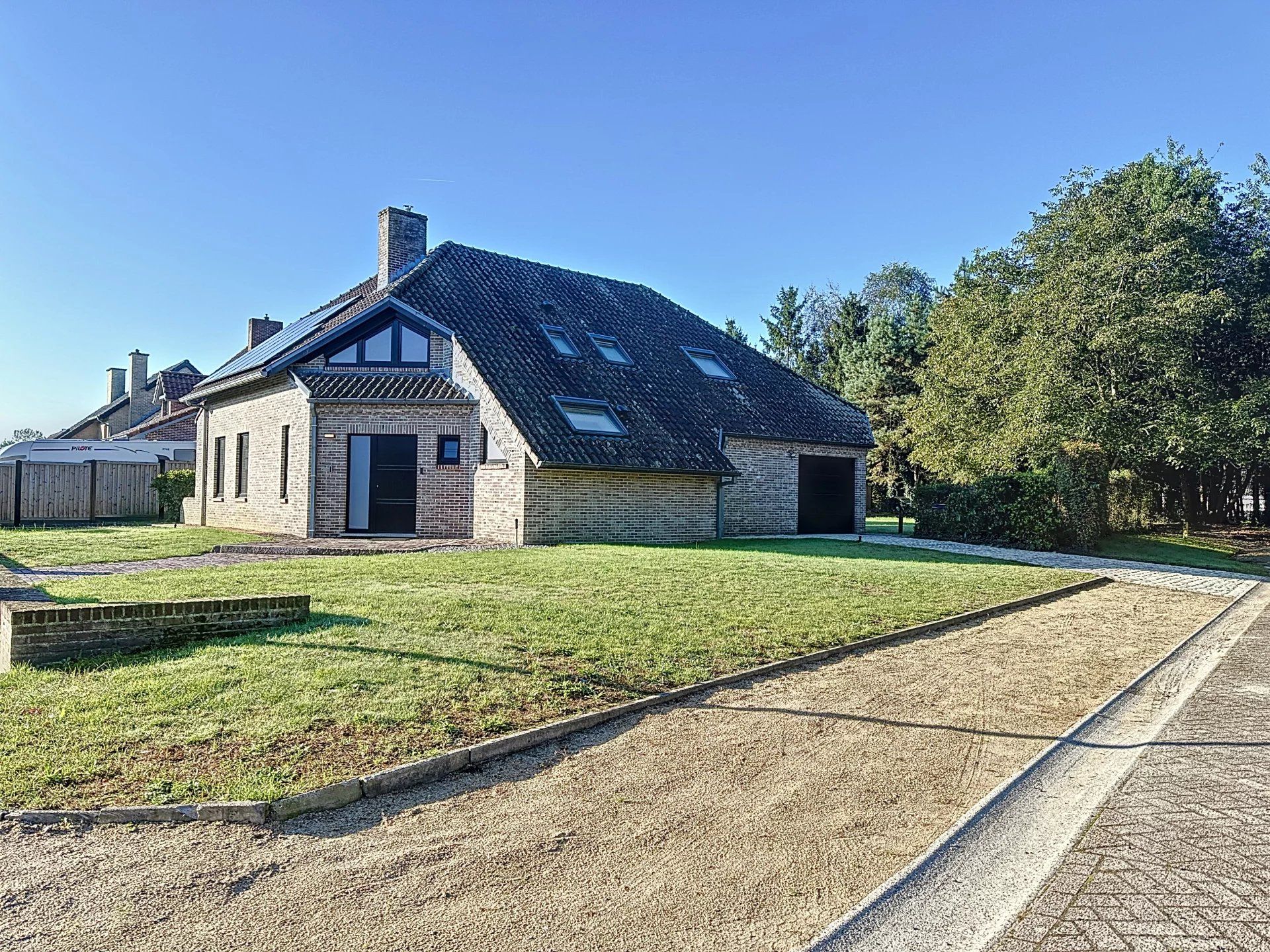 Zeer ruime A label villa met 5 slaapkamers en 2 badkamers met vergund bijgebouw van 40m² op wandelafstand van het centrum. foto 1