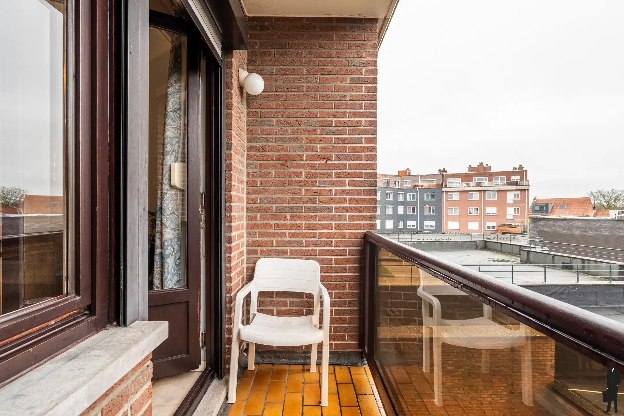 Ruim en lichtrijk appartement met 2 slpks in hartje Hove foto 14