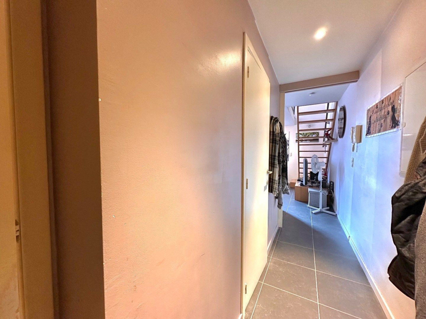 Goed gelegen appartement met 2 slaapkamers, terras en autostaanplaats te Tongeren foto 2