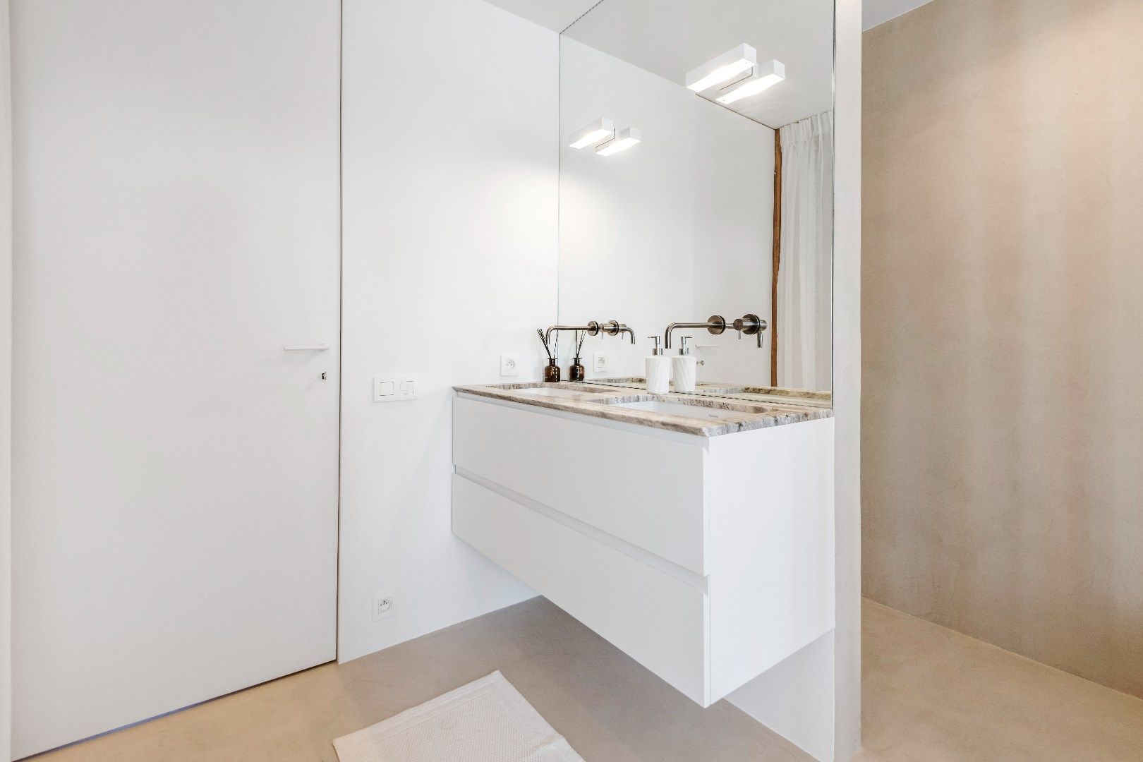 Instapklaar, totaal gerenoveerd doorzon duplex dakappartement met twee zonneterrassen foto 18