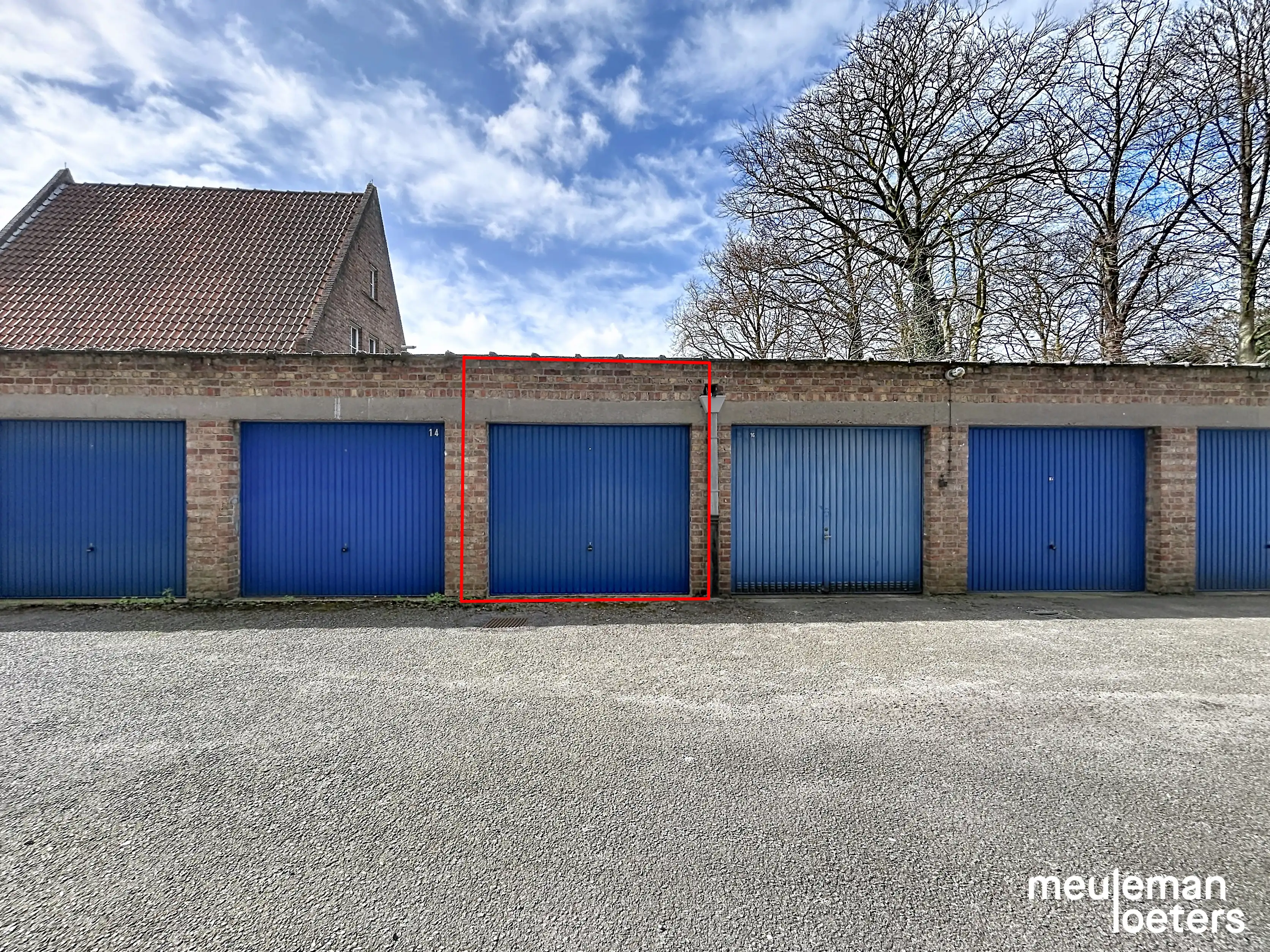 Ruime garagebox te Sint-Michiels foto {{pictureIndex}}